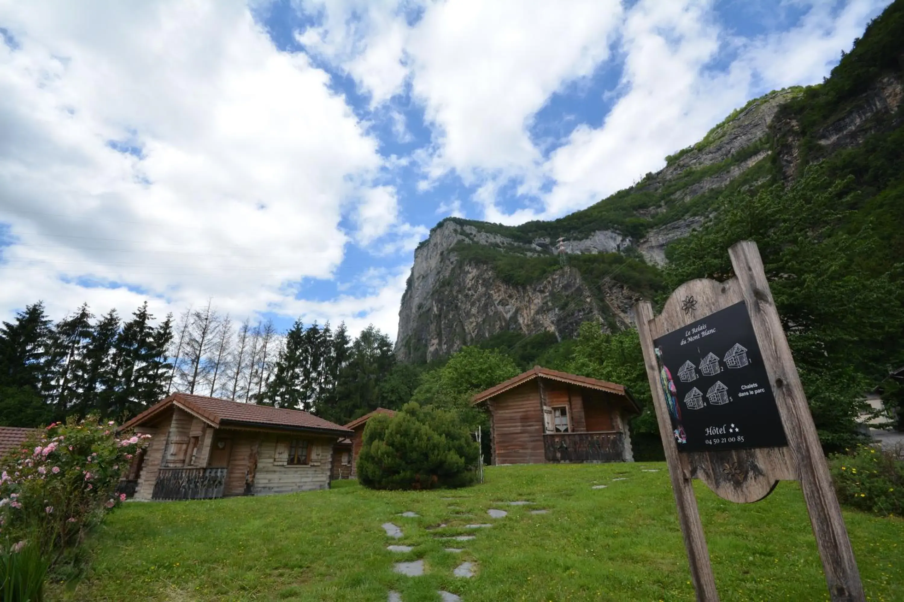 Mountain view, Property Building in Le Relais Du Mont Blanc