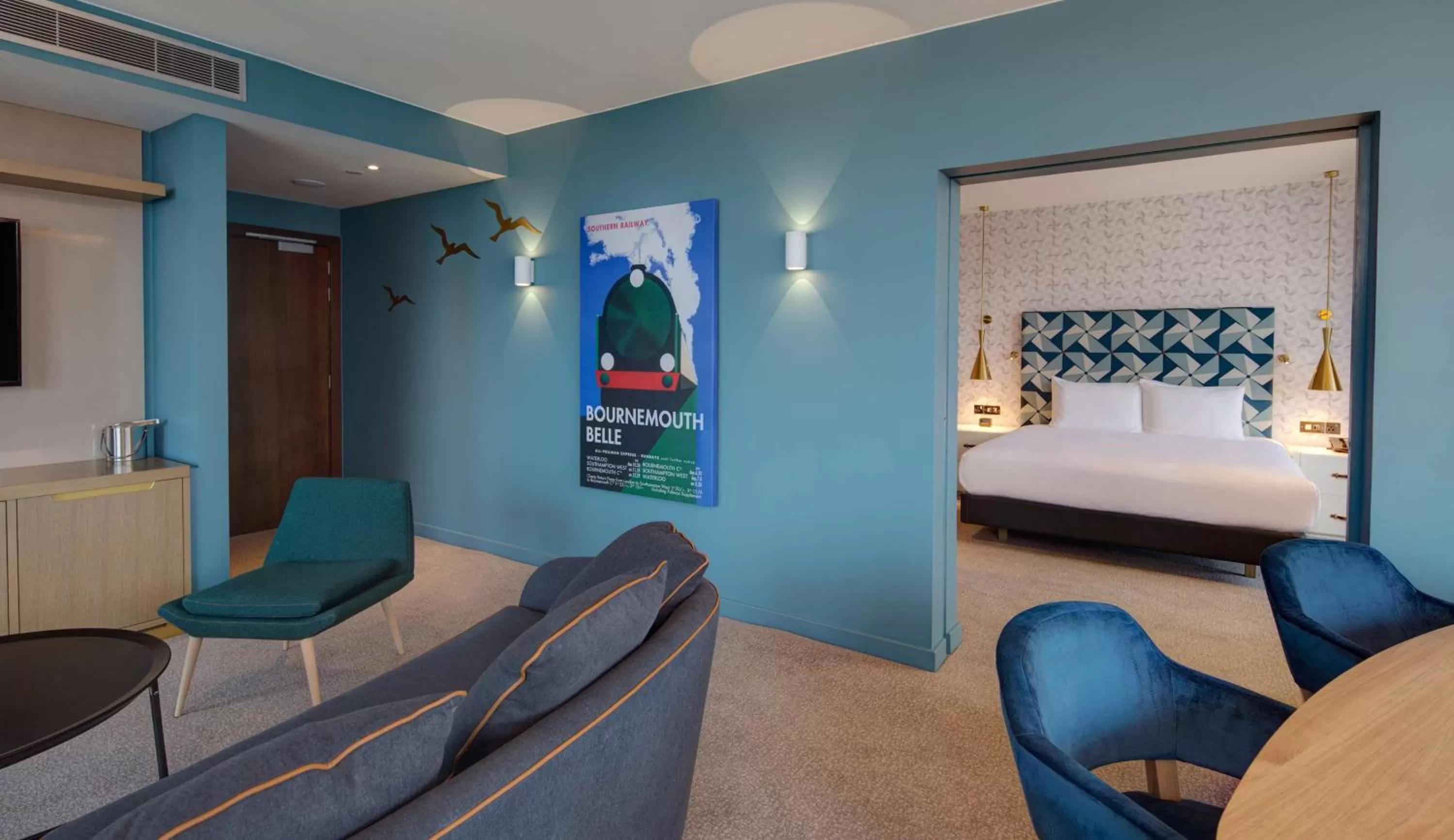 Living room, Bed in Hilton Bournemouth