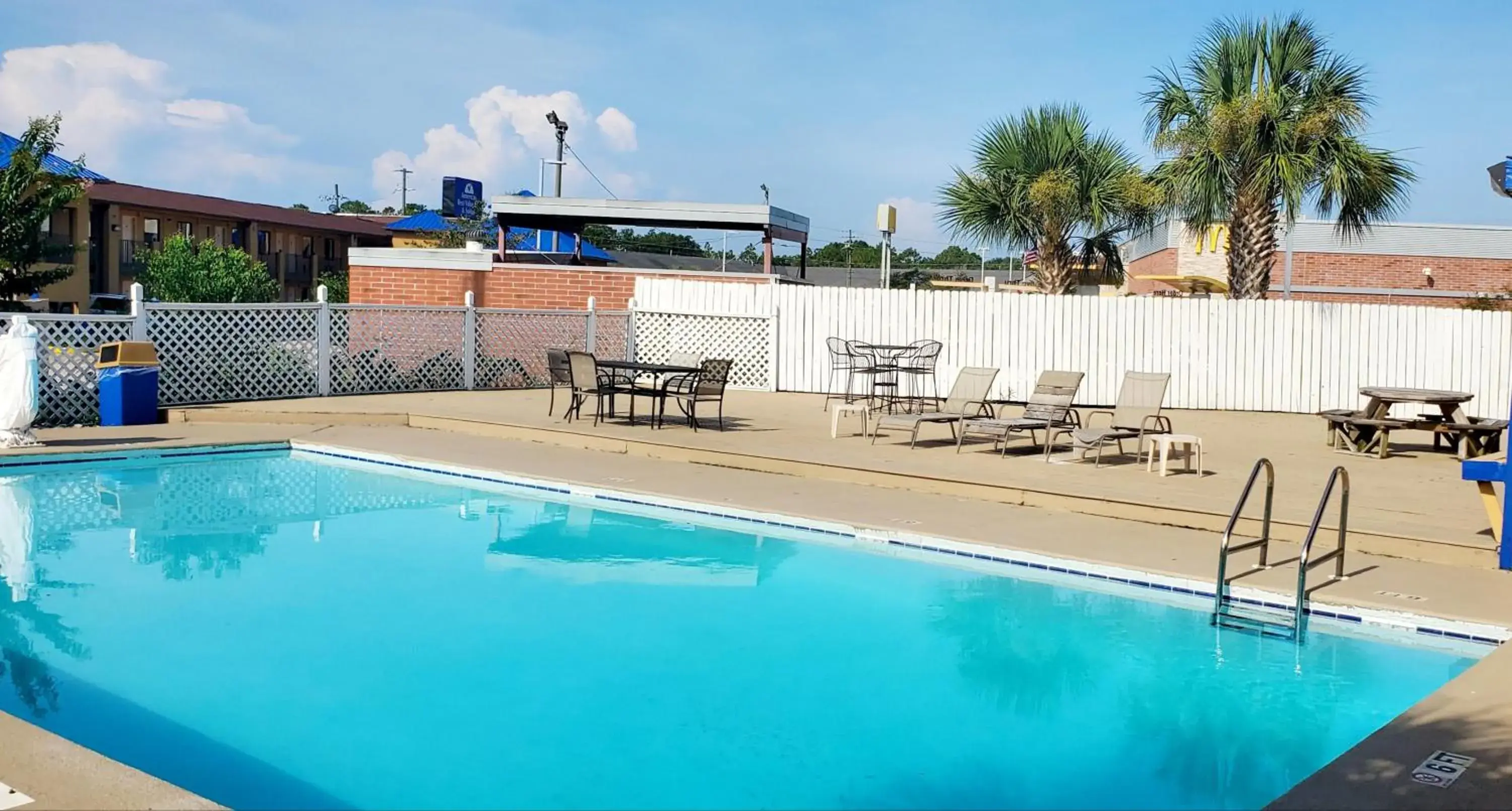 Swimming Pool in Sweet Dream Inn