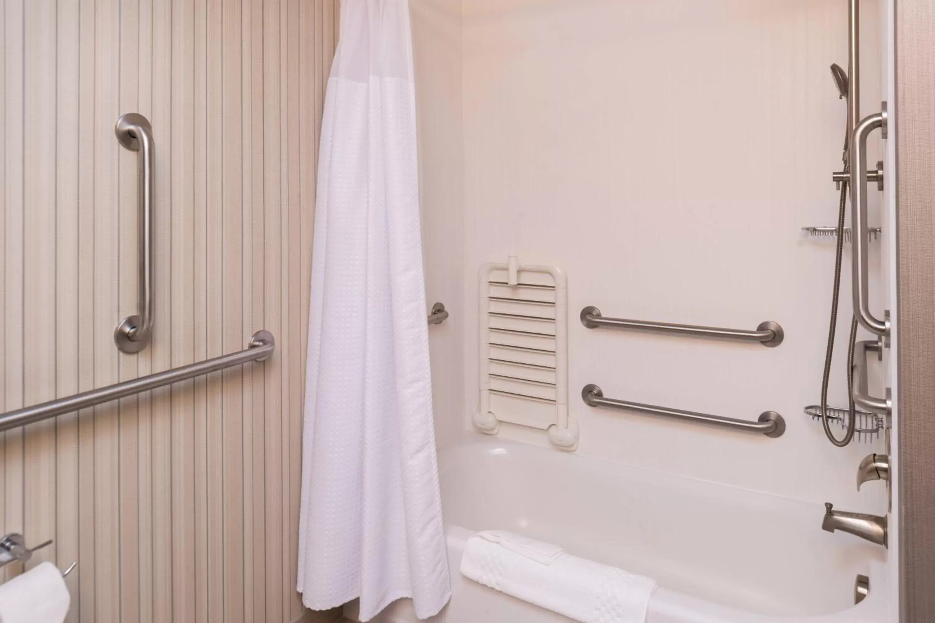 Bathroom in Courtyard by Marriott Elmira Horseheads