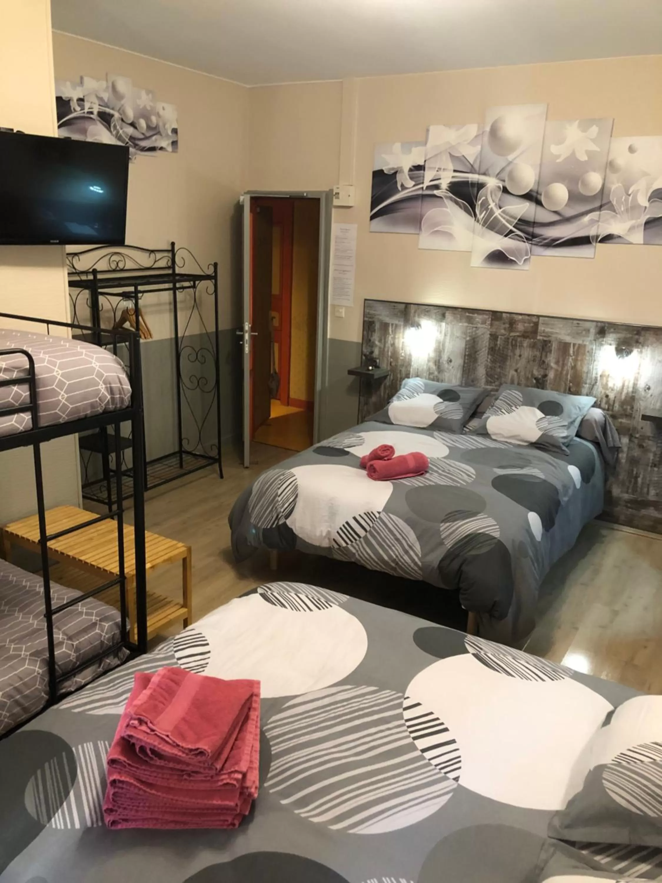 Photo of the whole room, Bed in Hotel des Remparts