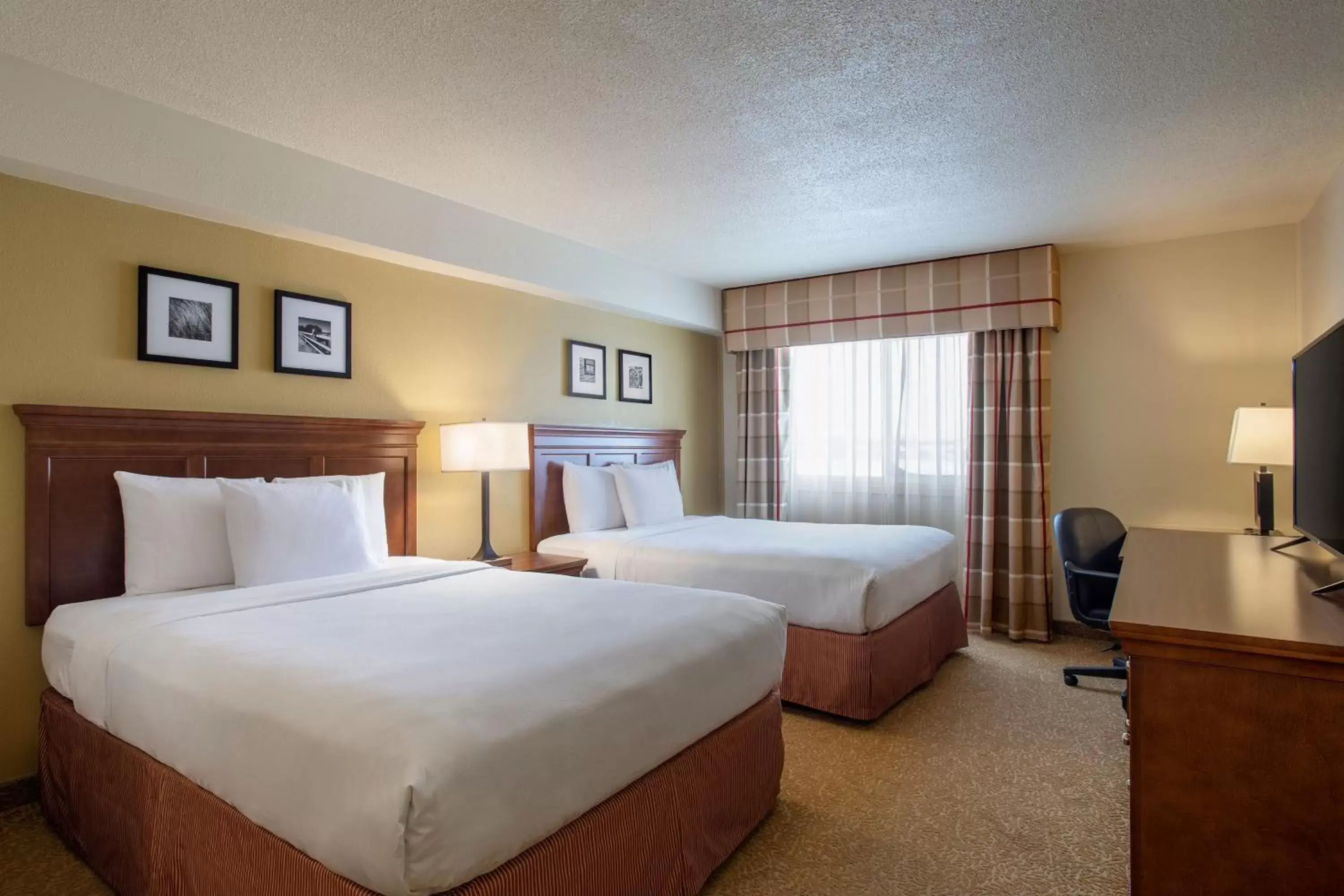 Bedroom, Bed in Travelodge Suites by Wyndham Regina - Eastgate Bay
