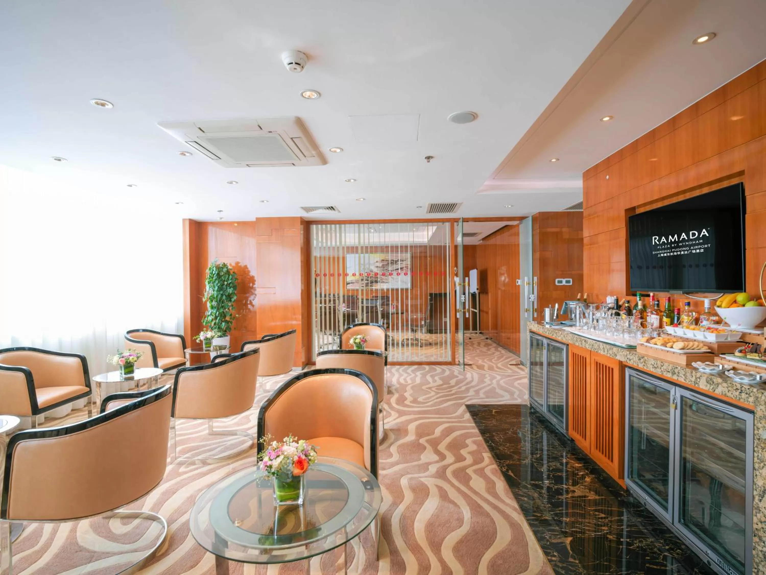 Restaurant/places to eat in Ramada Plaza Shanghai Pudong Airport - 3 mins to PVG depature floor & check entrance with hotel shuttle