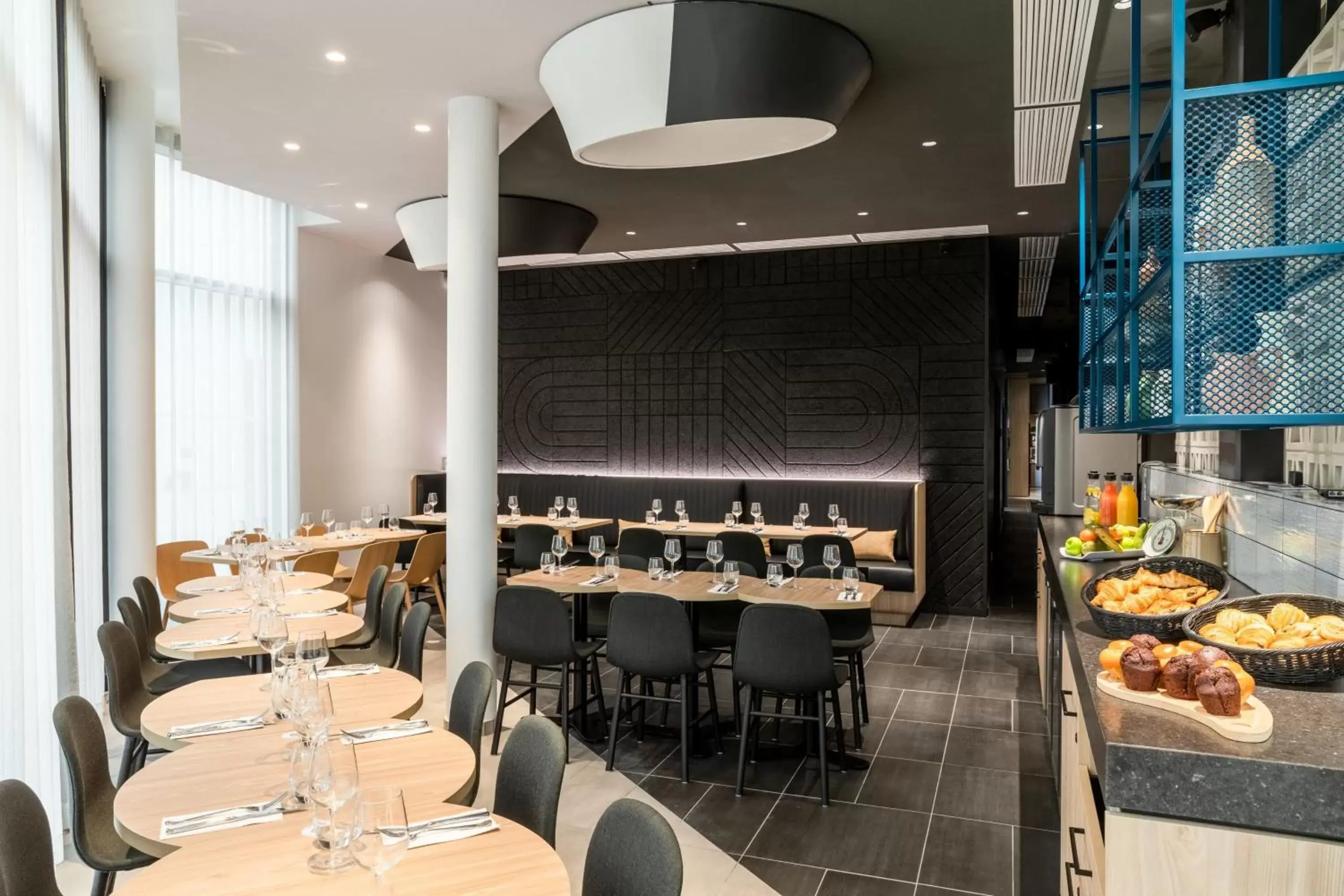 Restaurant/Places to Eat in Courtyard by Marriott Paris Creteil