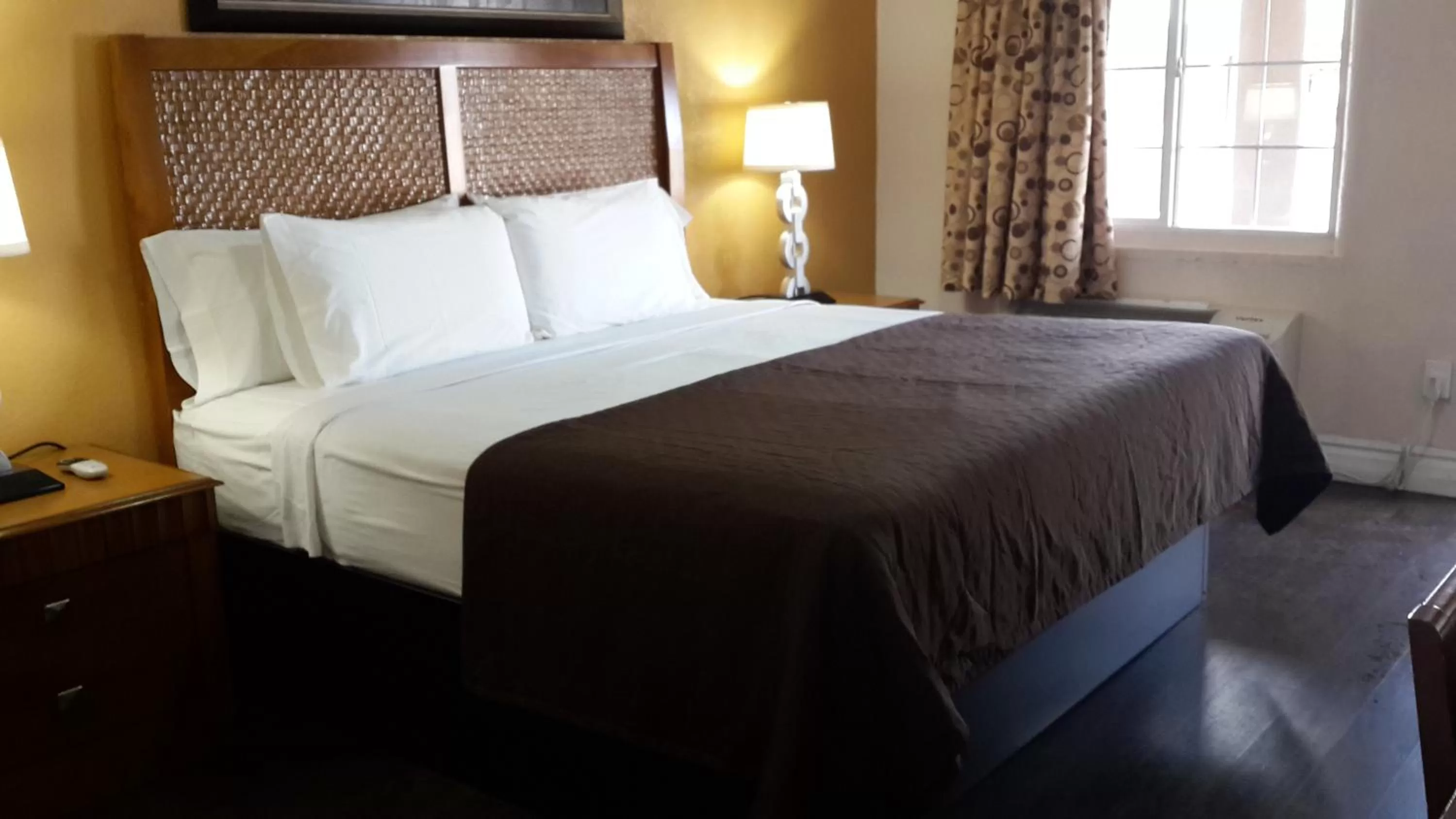 Bed in American Regency Inn