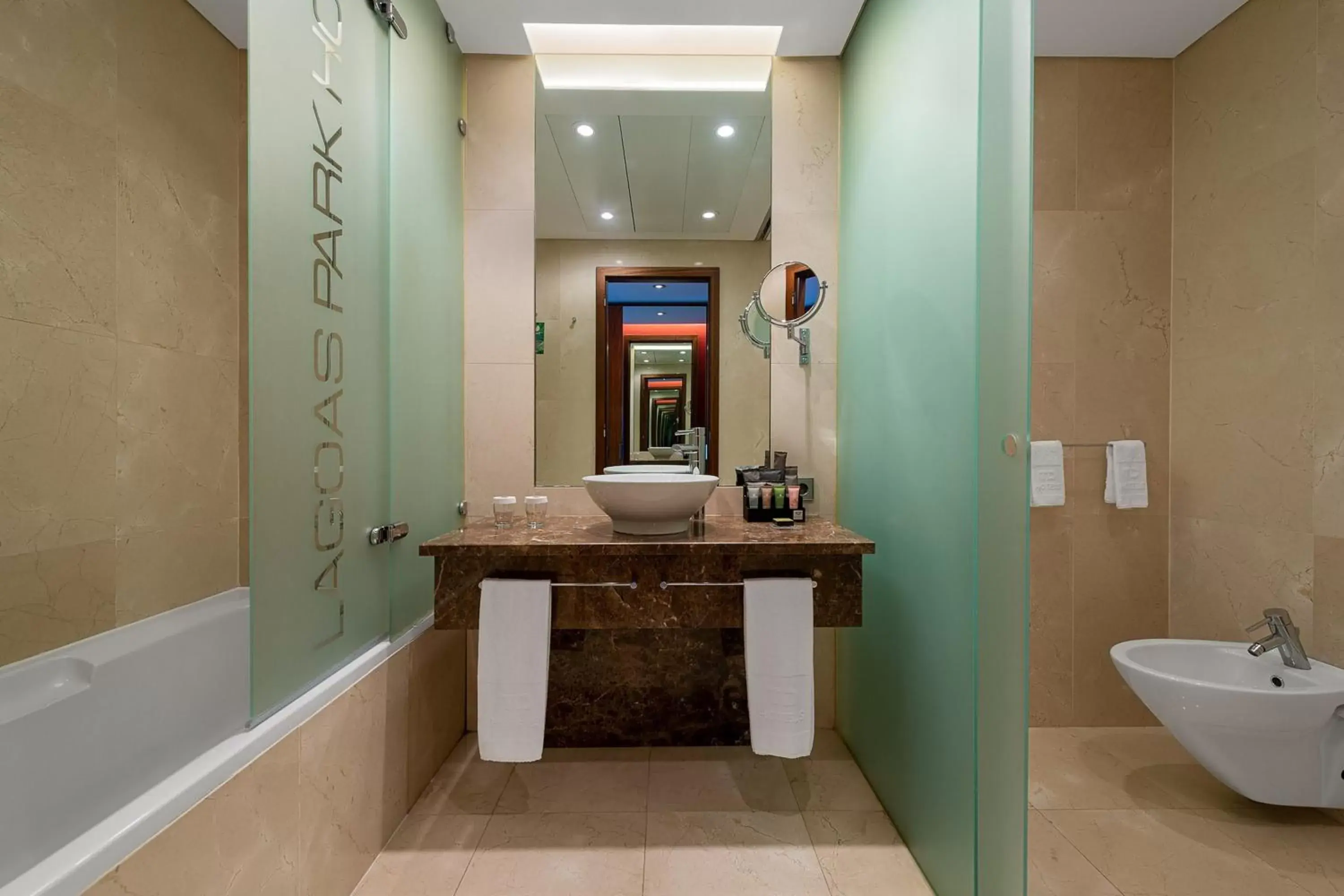 Bathroom in Lagoas Park Hotel