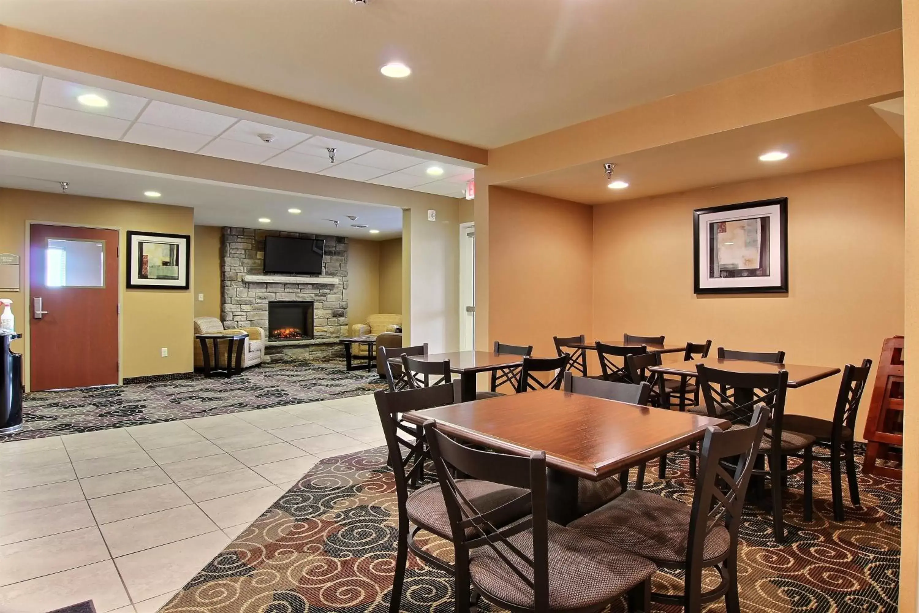 Lobby or reception, Restaurant/Places to Eat in Cobblestone Hotel and Suites - Crookston