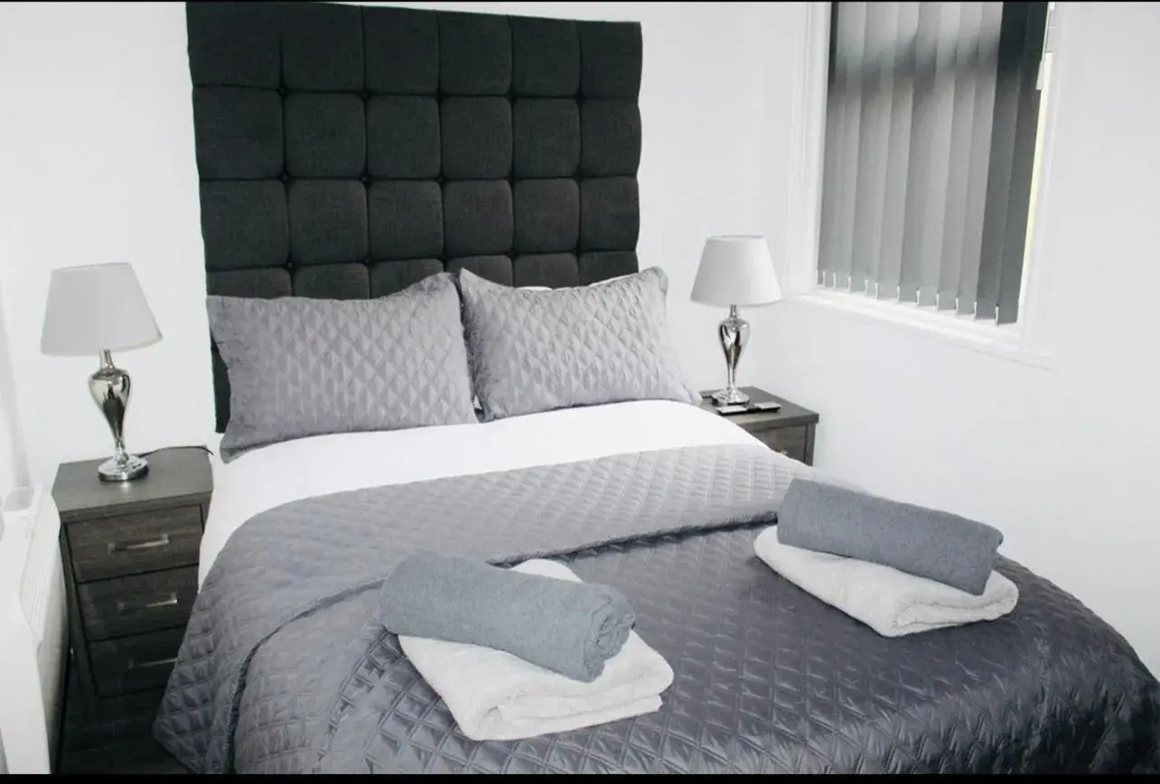 Bedroom, Bed in Albert Luxury Hottub and Jacuzzi Apartments
