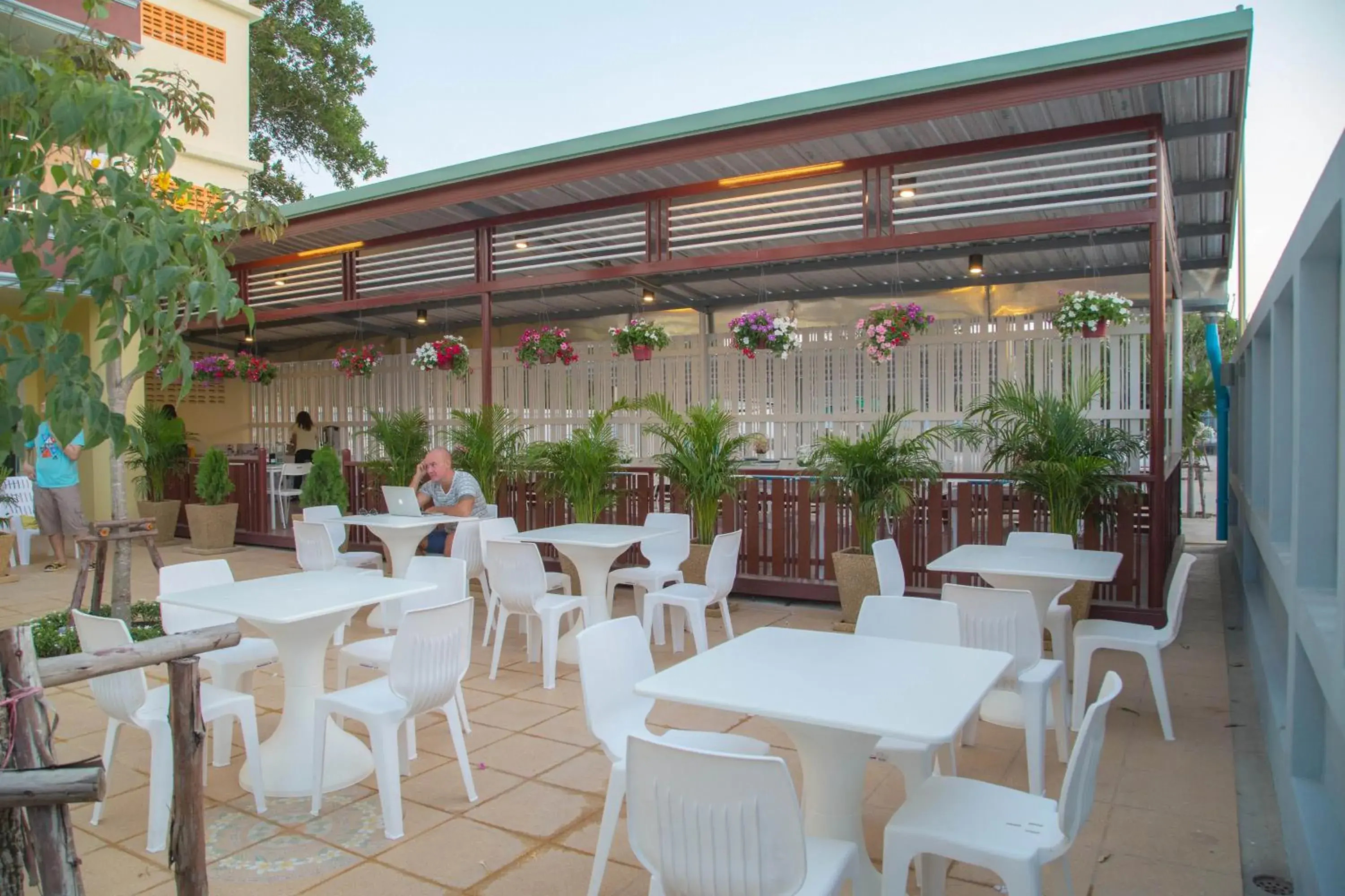 Restaurant/places to eat in Smile Residence Restaurant/places to eat in Smile Residence