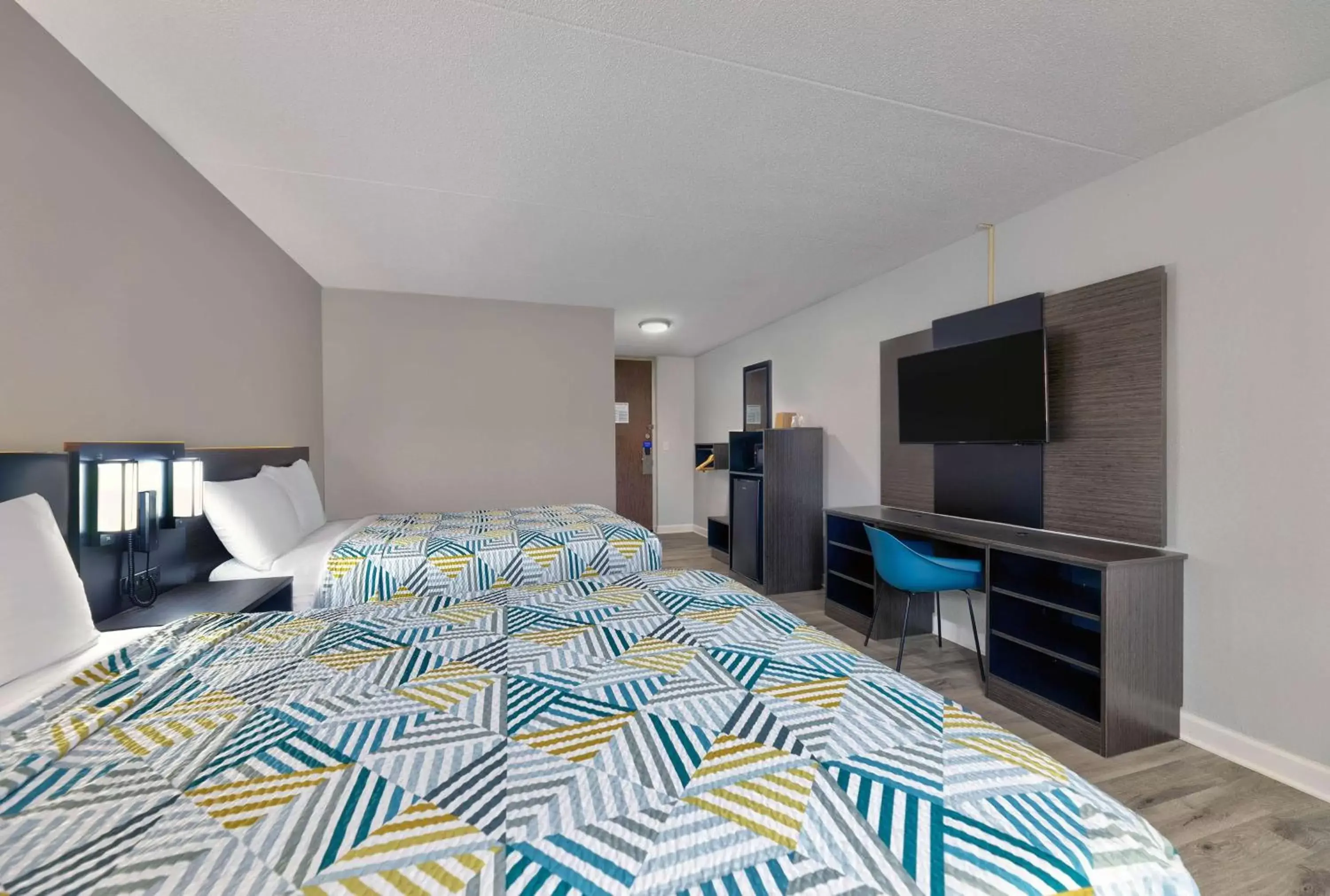 Photo of the whole room, Bed in Motel 6 Corbin KY Photo of the whole room, Bed in Motel 6 Corbin KY