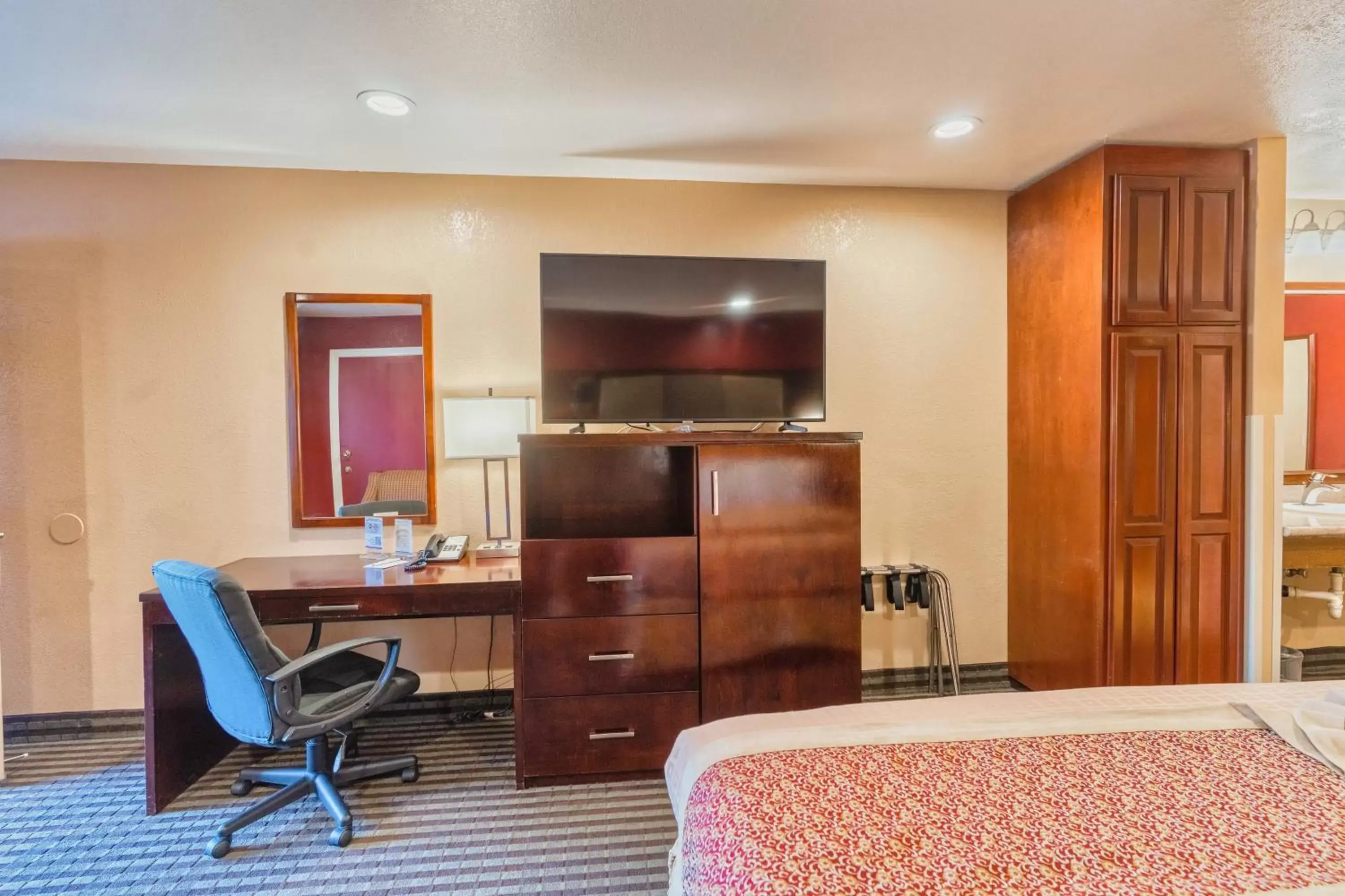 TV and multimedia, TV/Entertainment Center in Best Western Plus Yosemite Way Station