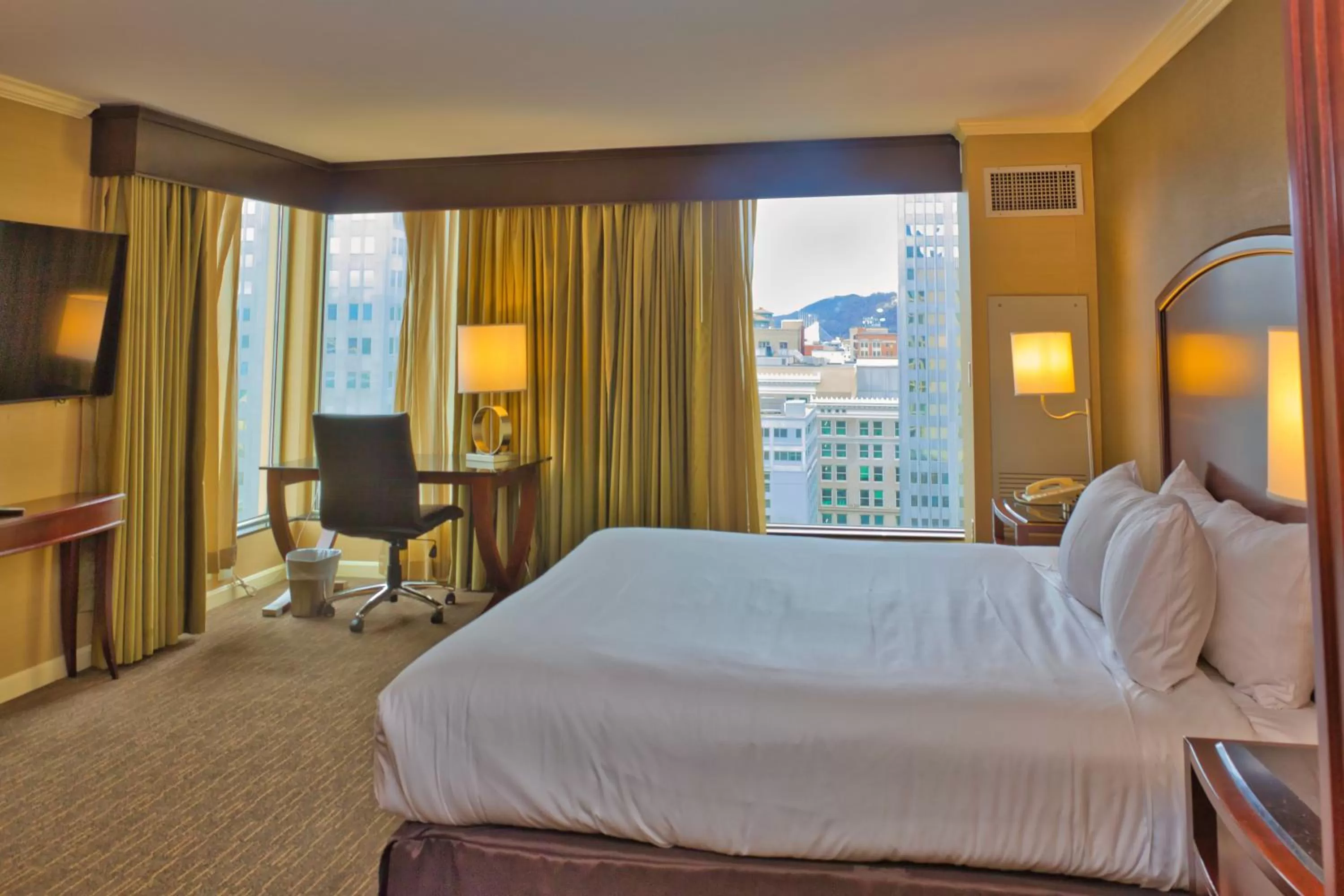 Bed in Wyndham Grand Pittsburgh