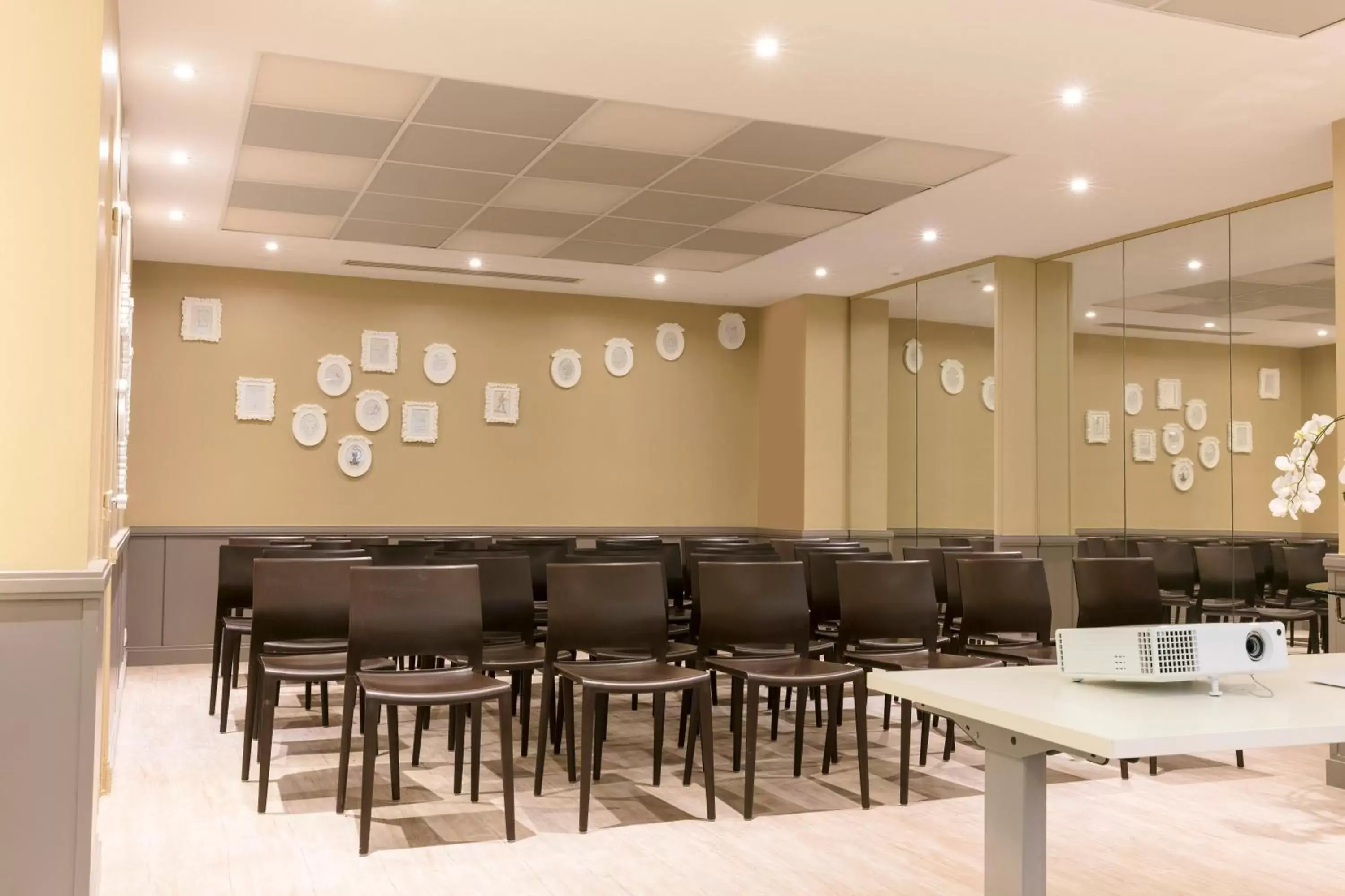 Meeting/conference room, Restaurant/Places to Eat in Paris Bastille