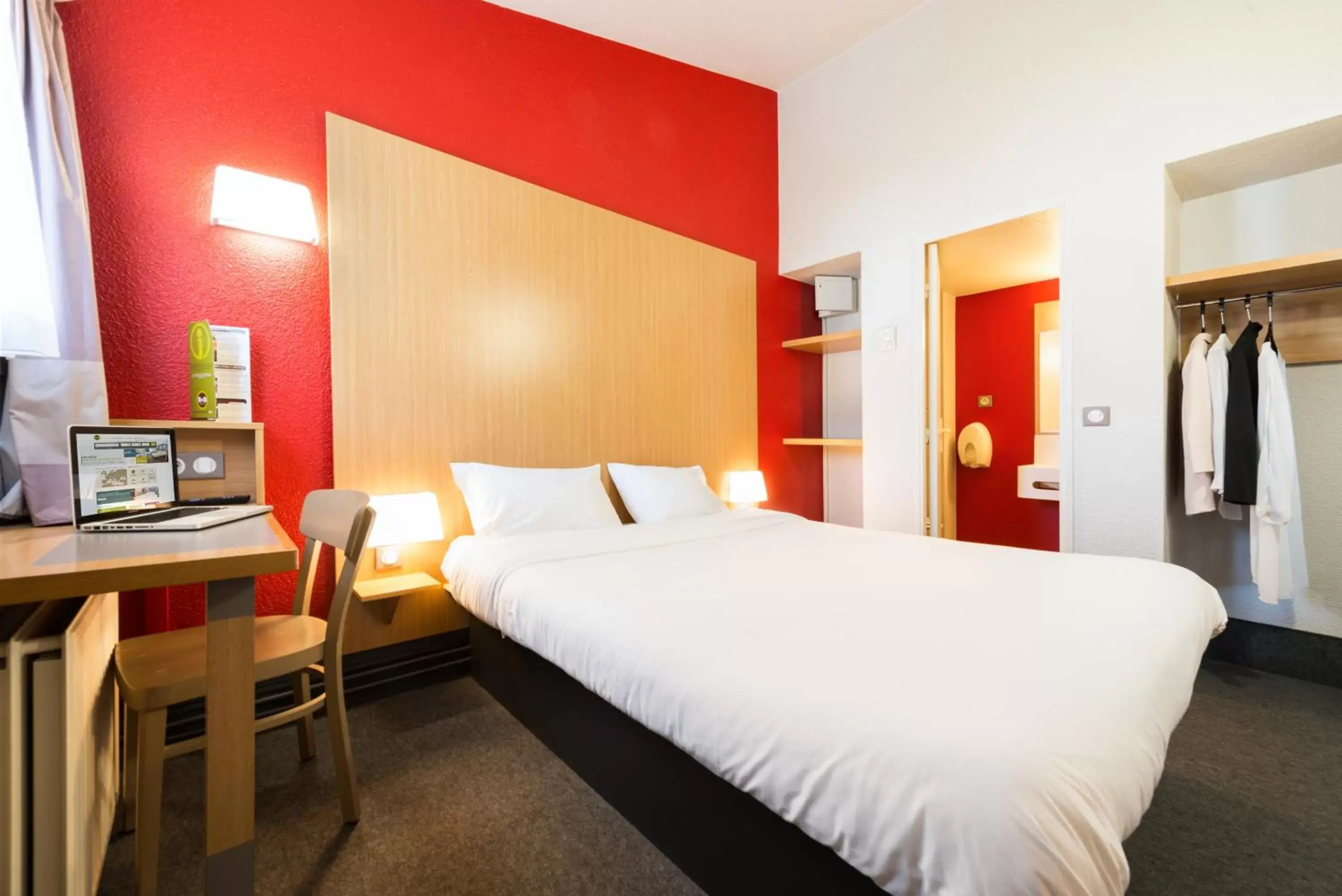 Bedroom, Bed in B&B HOTEL Saint-Etienne La Terrasse