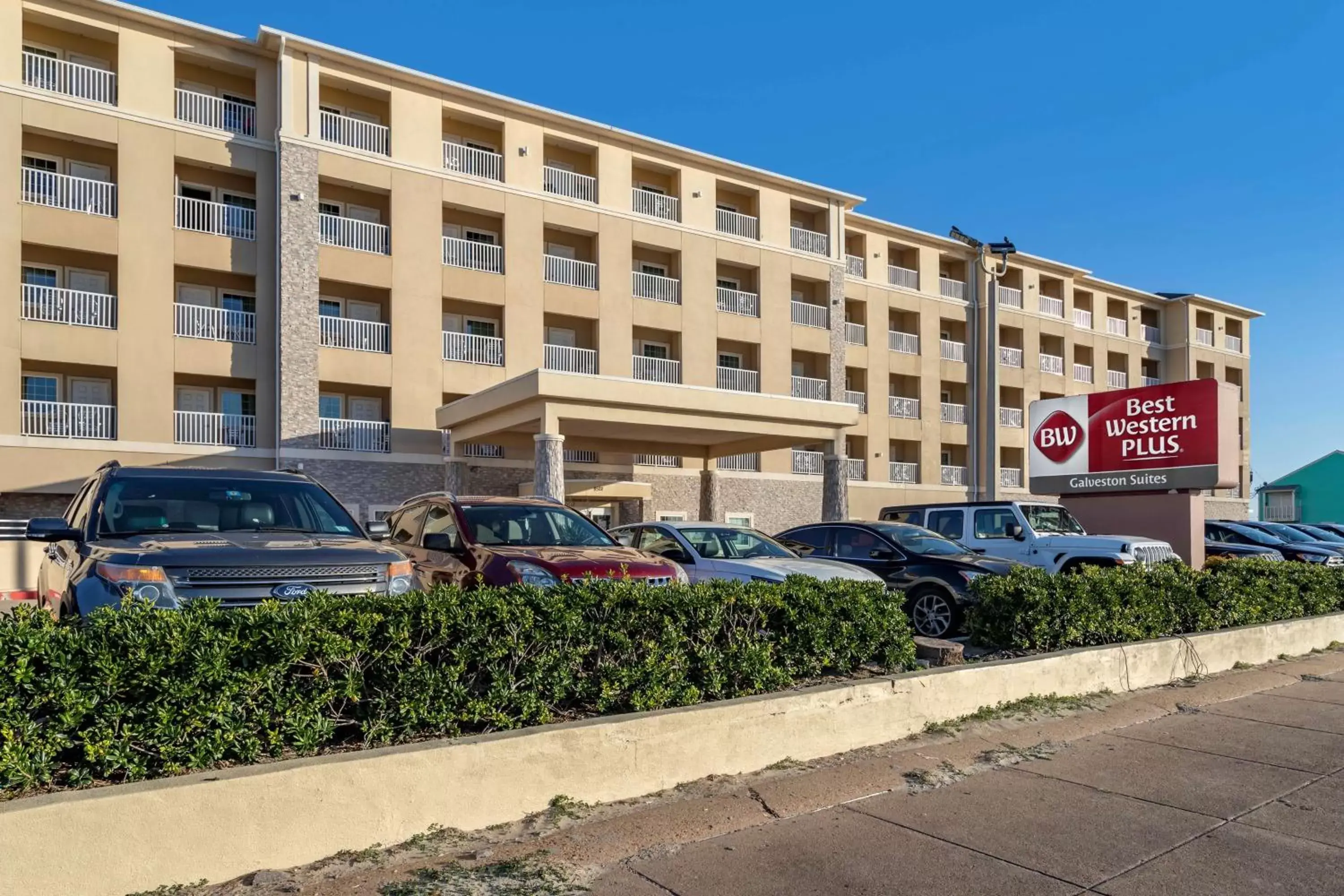 Property Building in Best Western Plus Galveston Suites