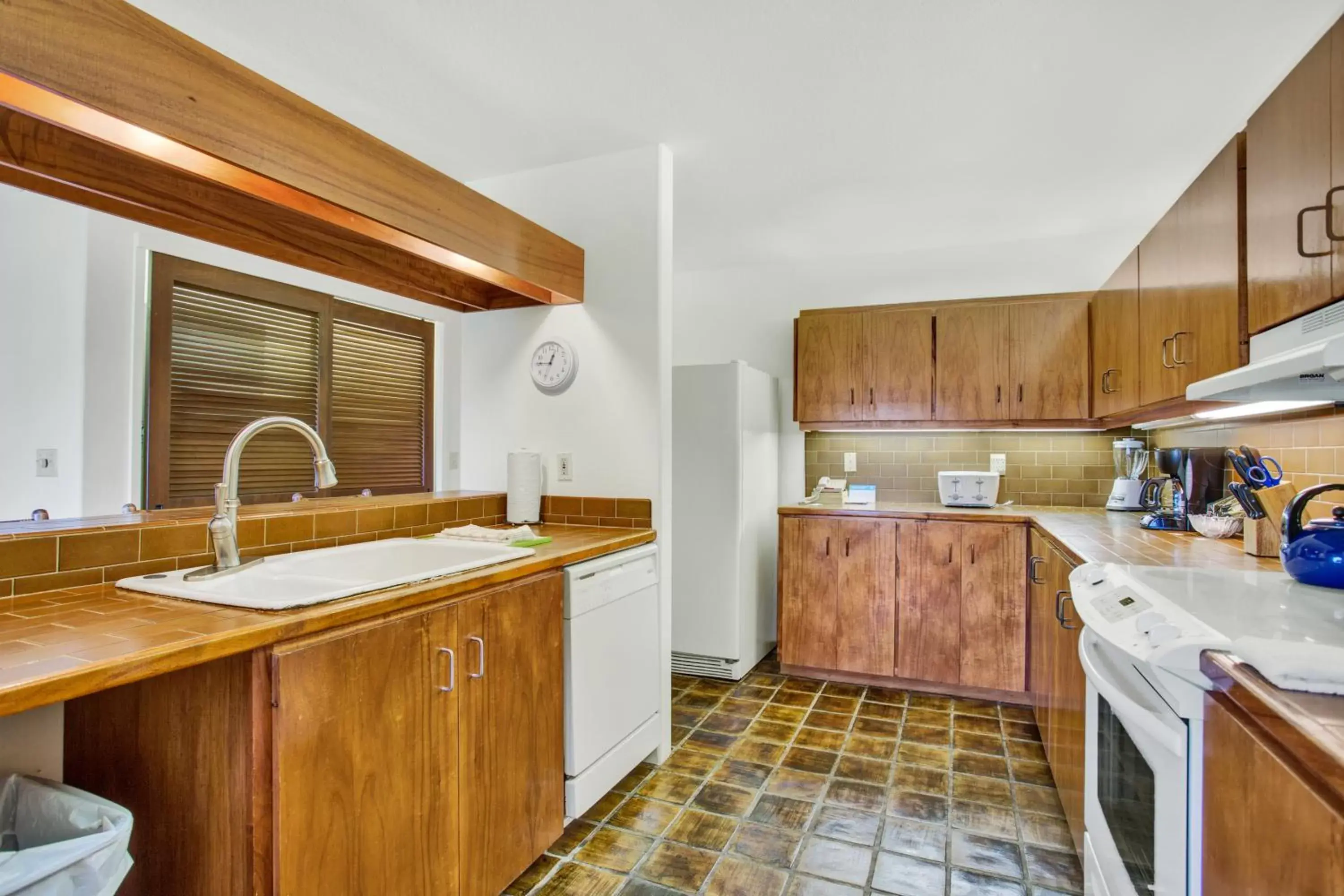 Kitchen/Kitchenette in Kanaloa at Kona by Castle Resorts & Hotels