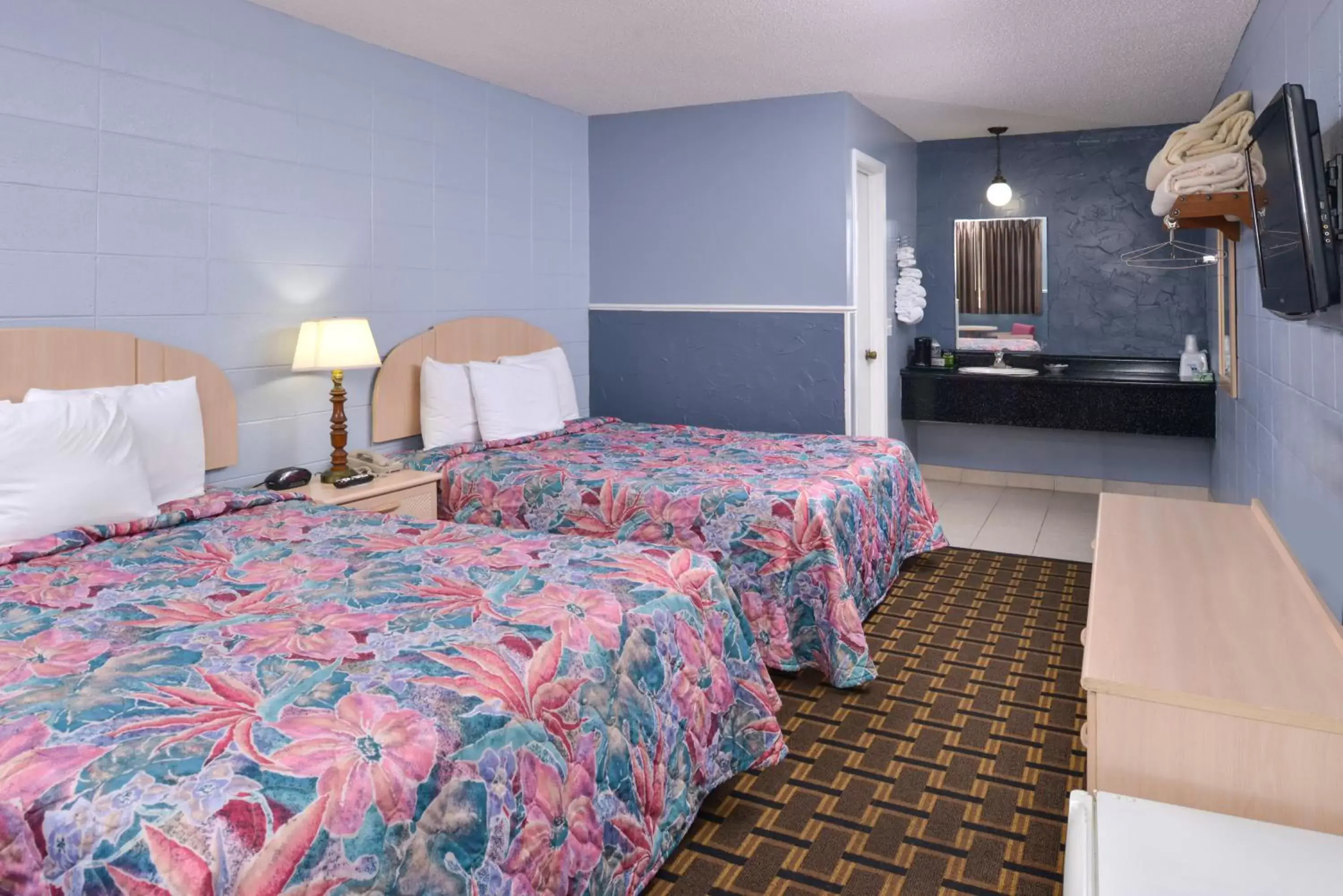 Bedroom, Bed in Americas Best Value Inn & Suites Branson - Near The Strip