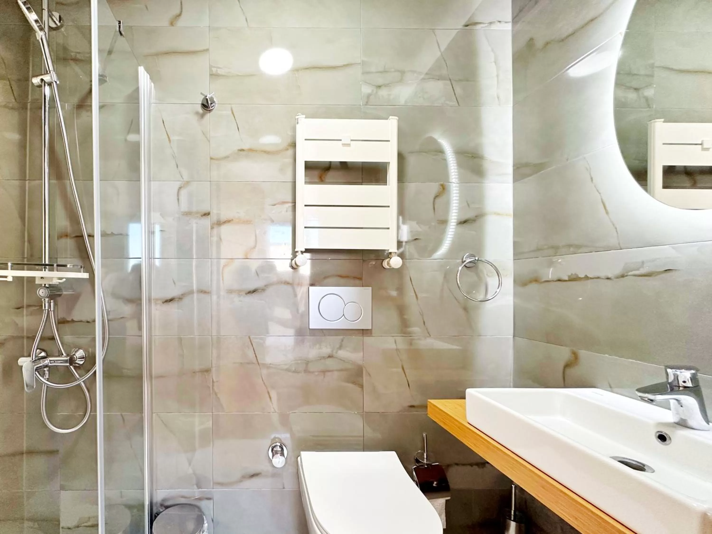 Shower in Sultan Pier Hotel