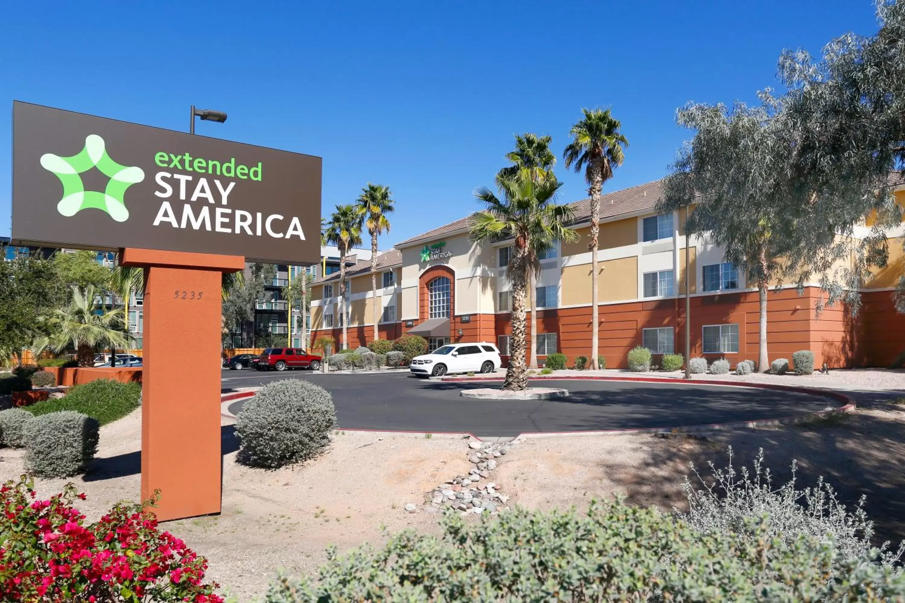 Facade/entrance in Extended Stay America Suites - Phoenix - Biltmore