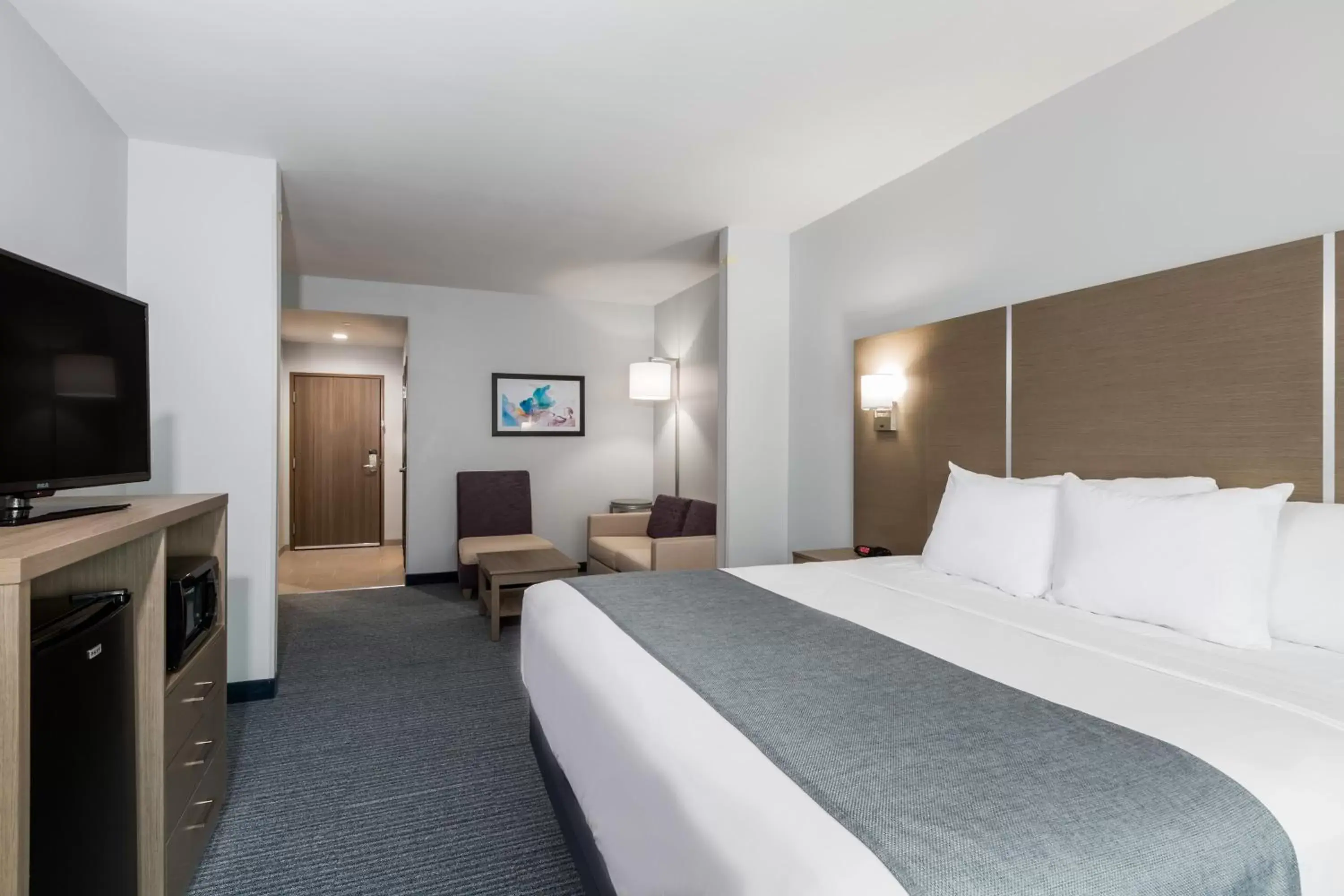 Photo of the whole room, Bed in Days Inn & Suites by Wyndham Houston NW Cypress