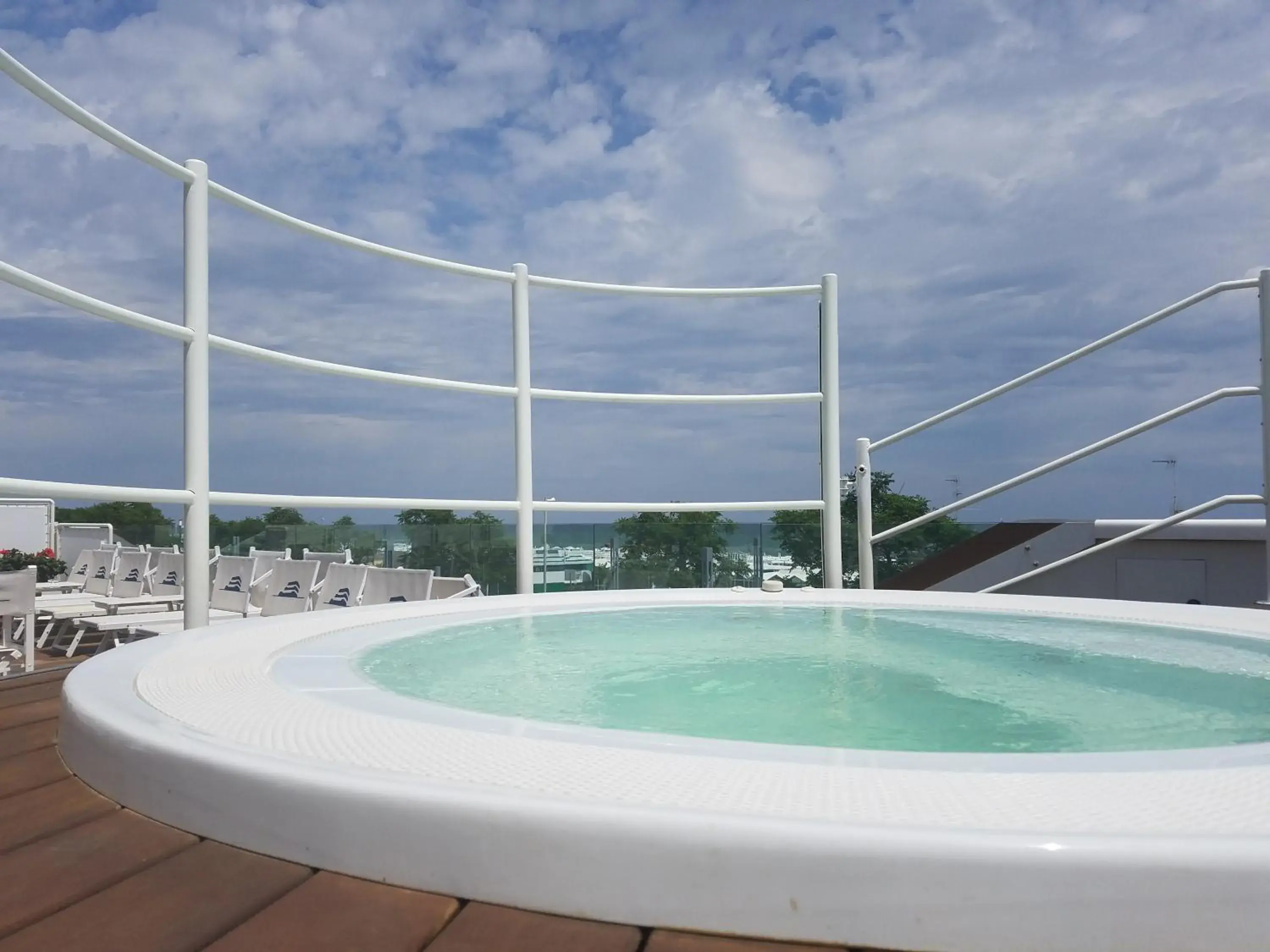 Hot Tub, Swimming Pool in Trampolines Suite Hotel