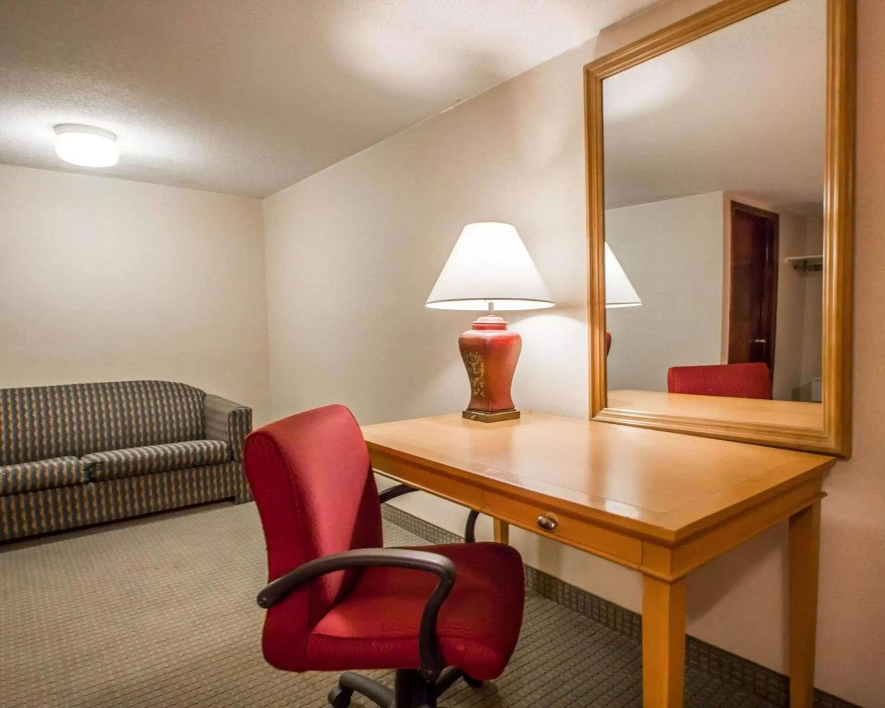 Photo of the whole room, Seating Area in Americas Best Value Inn Torrington, CT