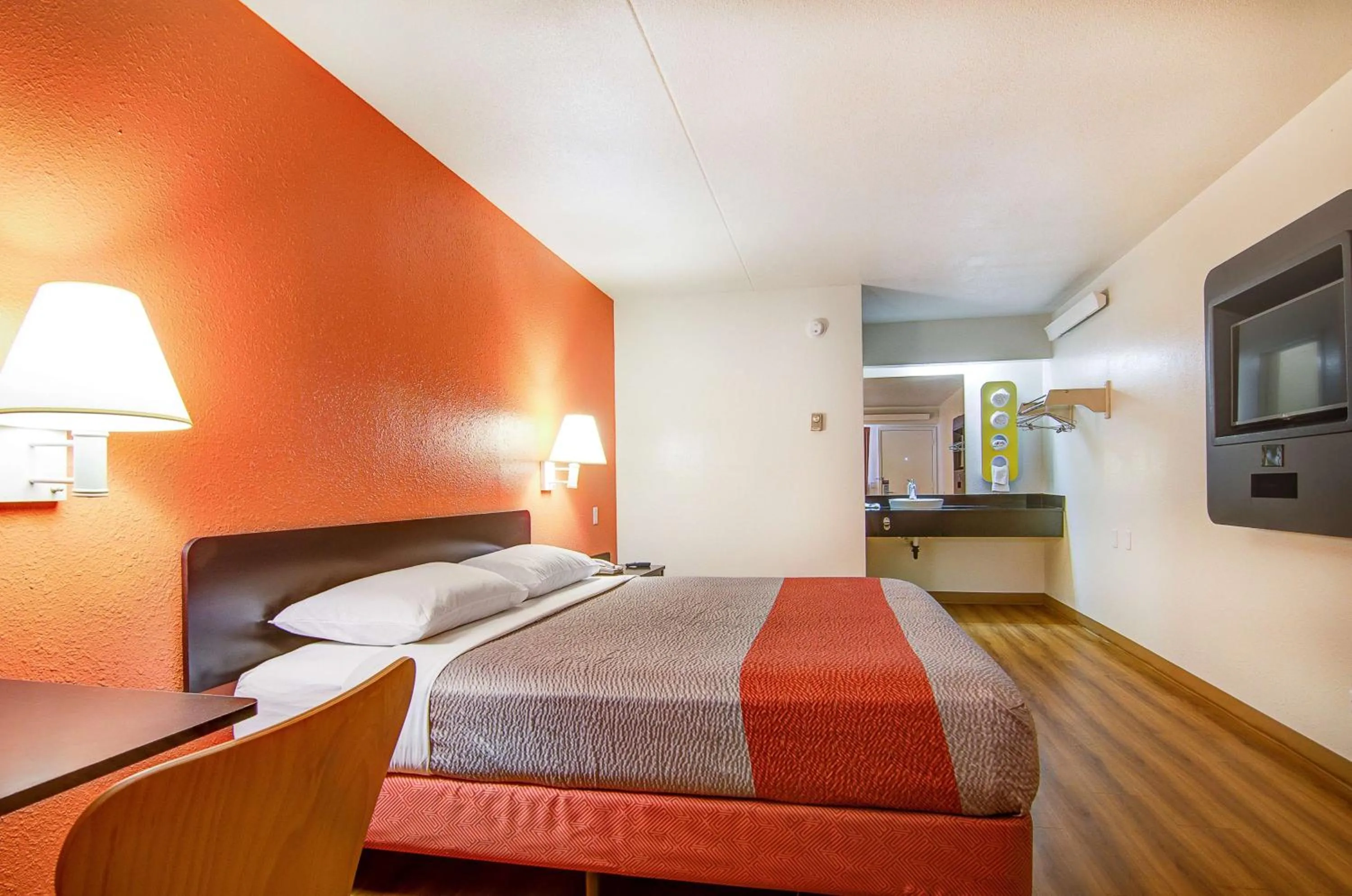 Photo of the whole room, Bed in Motel 6-Springfield, MO - North