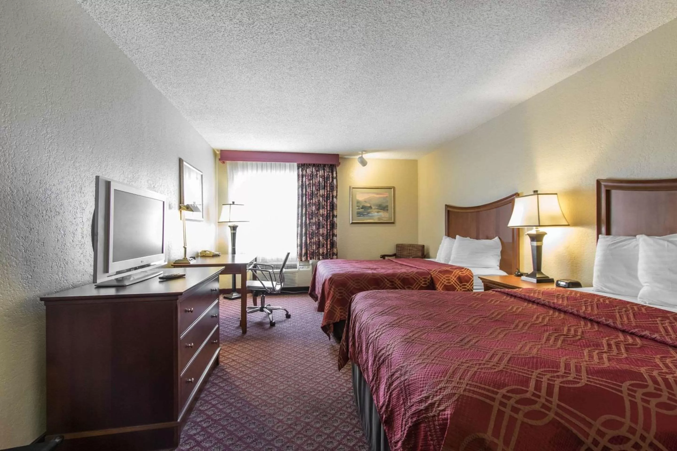Photo of the whole room, Bed in Econo Lodge Inn & Suites Joplin