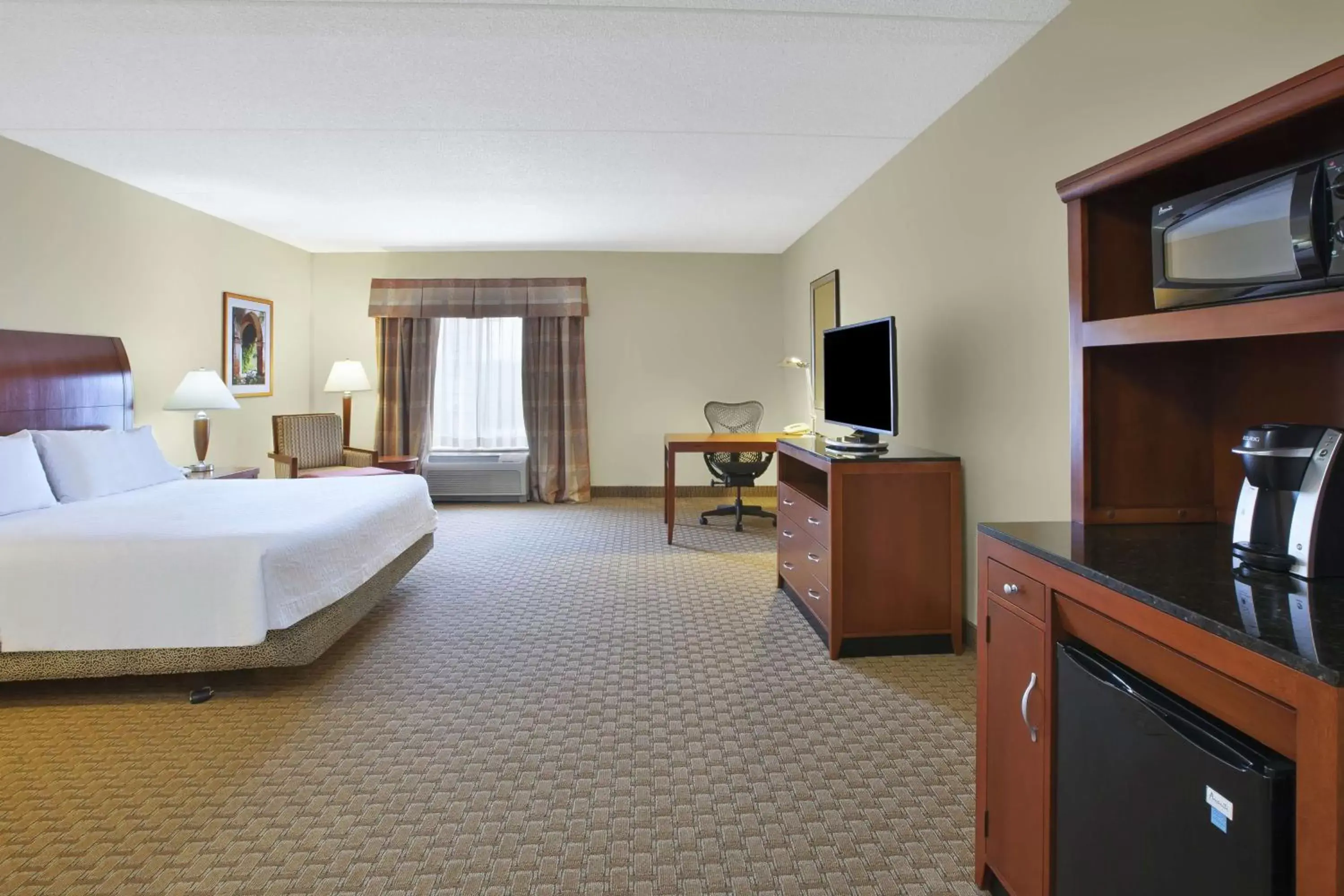 Bedroom, TV/Entertainment Center in Hilton Garden Inn Clarksburg