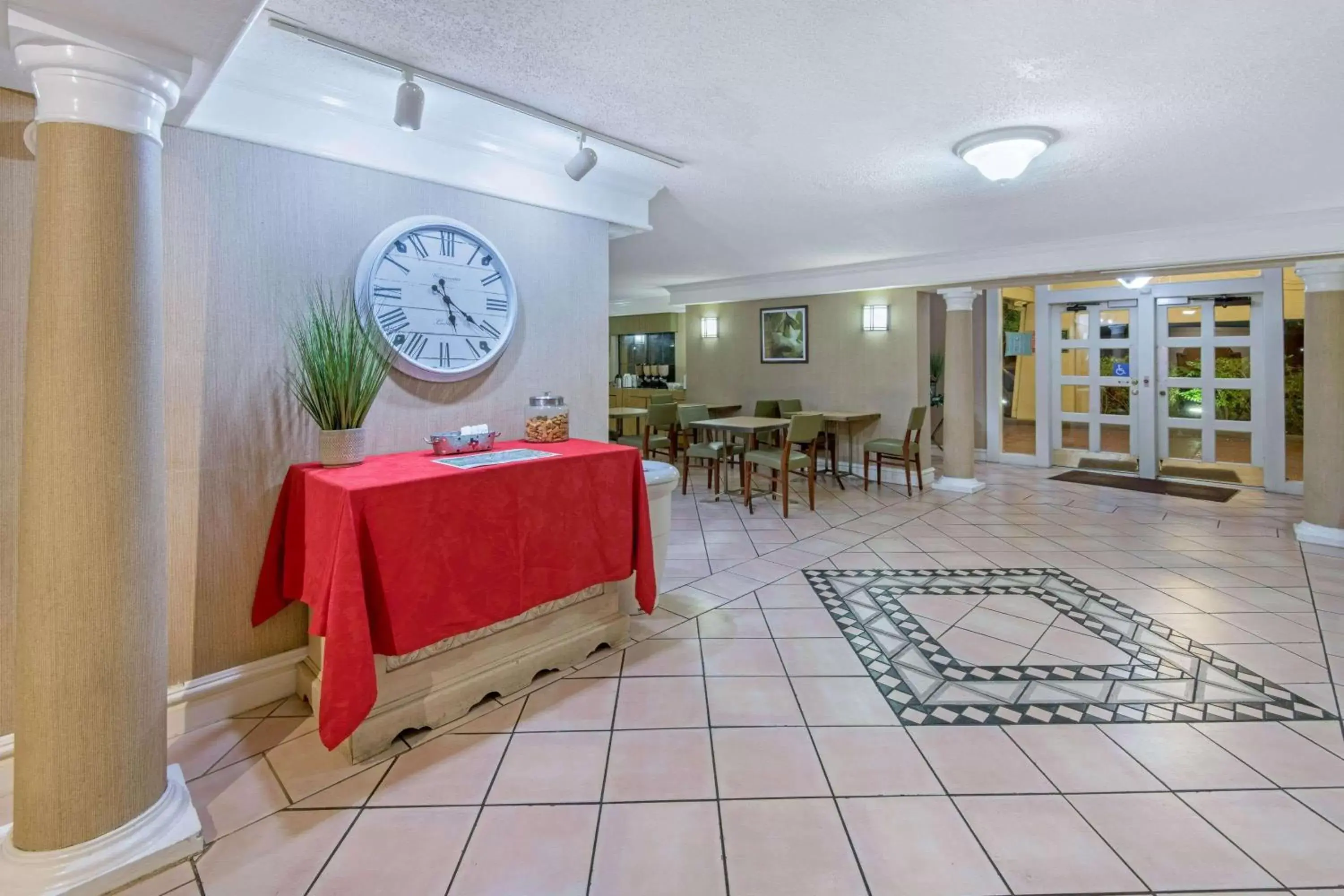Lobby or reception in La Quinta Inn by Wyndham San Antonio I-35 N at Rittiman Rd