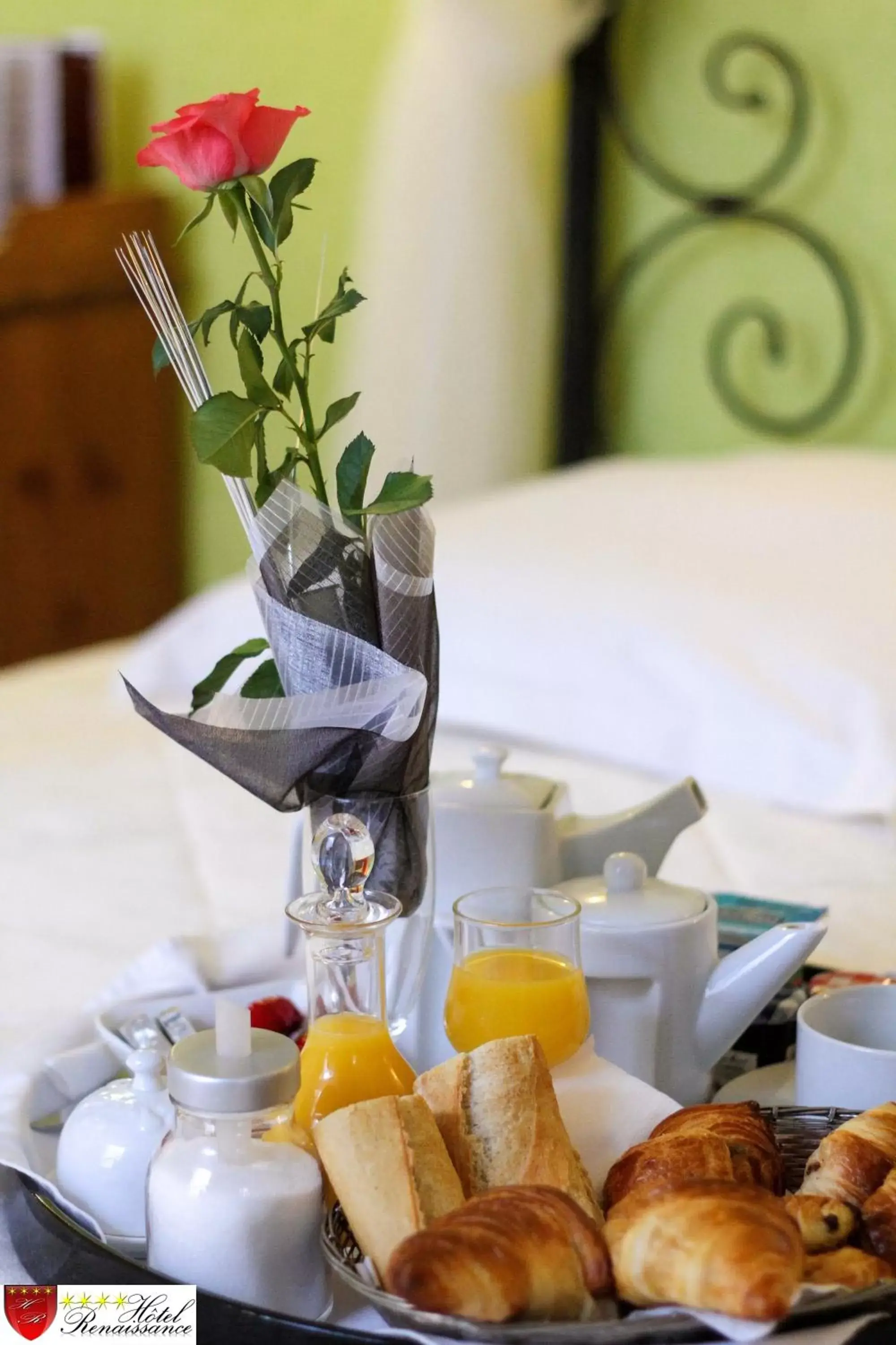 Bedroom, Breakfast in Hôtel Renaissance