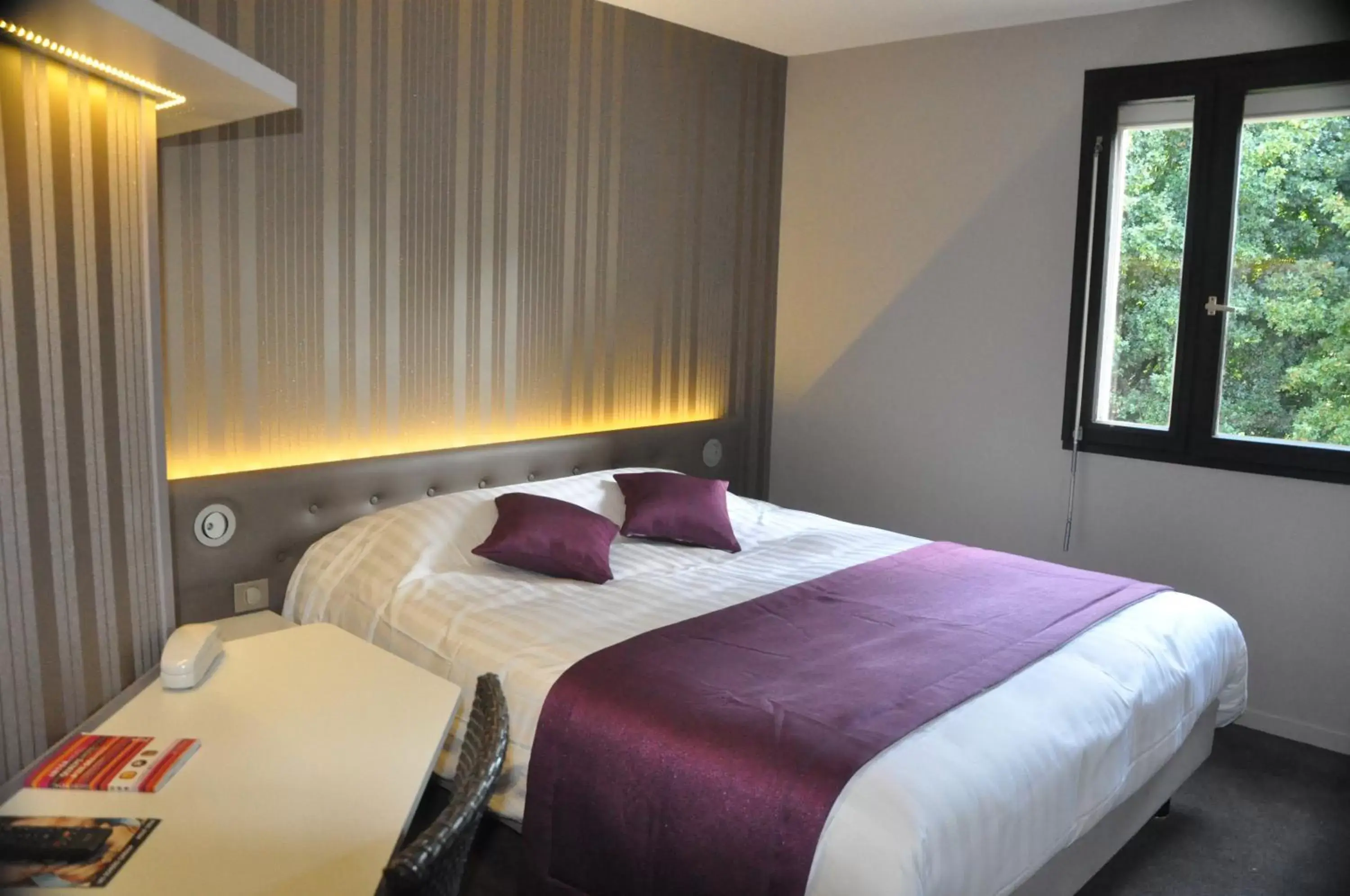 Bedroom, Bed in The Originals City, Hôtel Les Caps, Saint-Brieuc Est