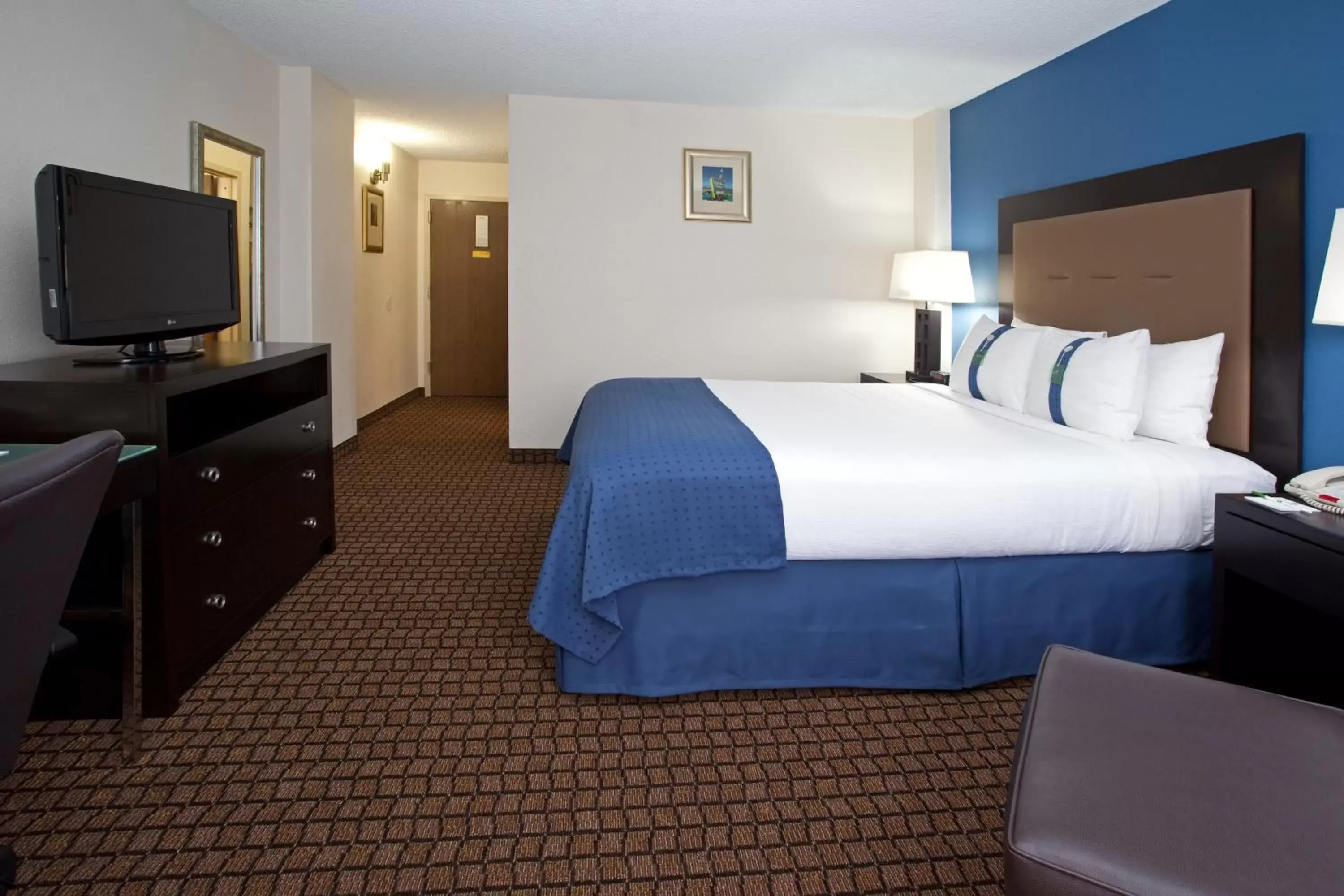 Photo of the whole room, Bed in Ramada Plaza by Wyndham Sheridan Hotel & Convention Center