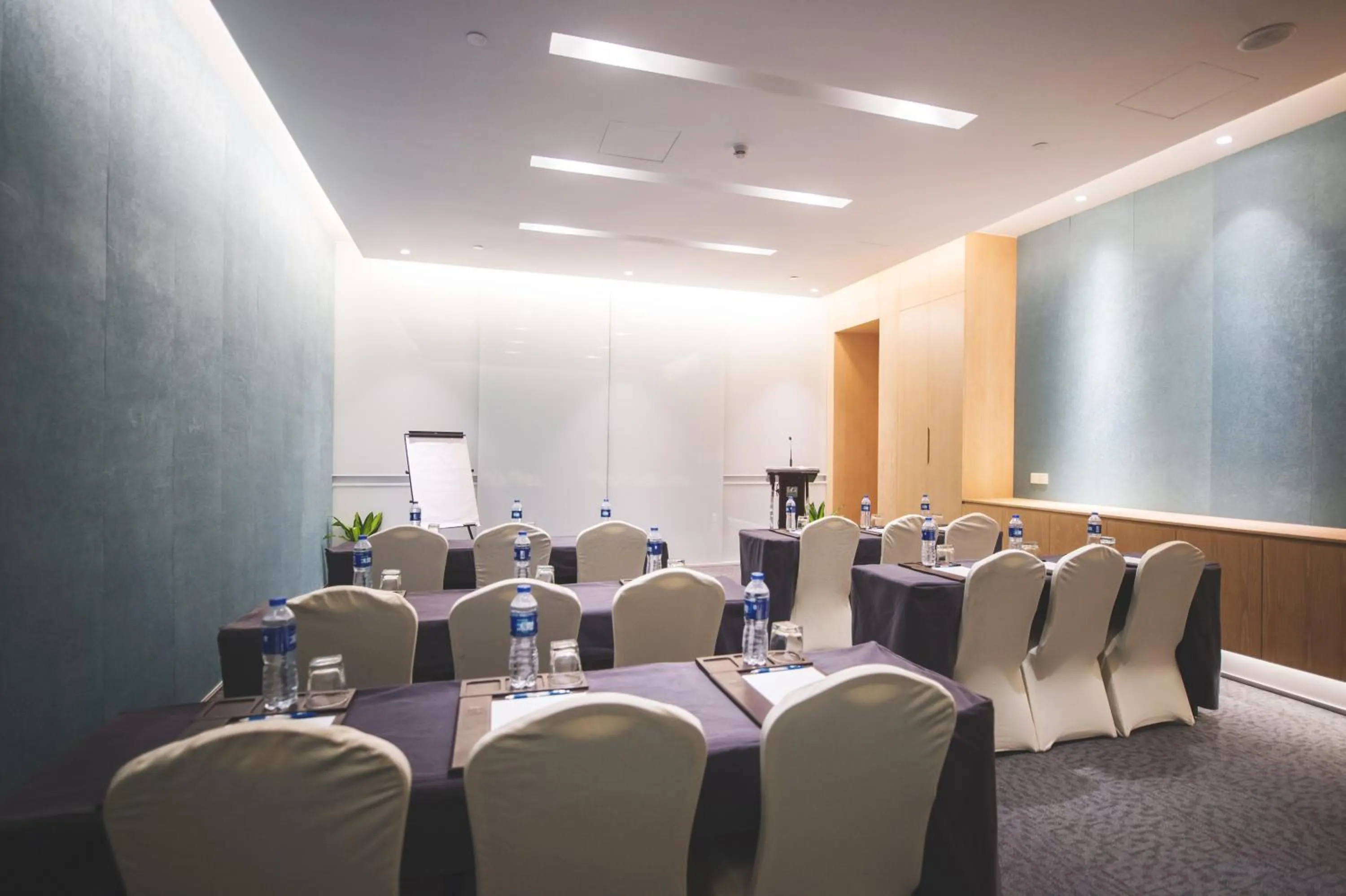 Meeting/conference room in Holiday Inn Express Shanghai Songjiang Fangta by IHG