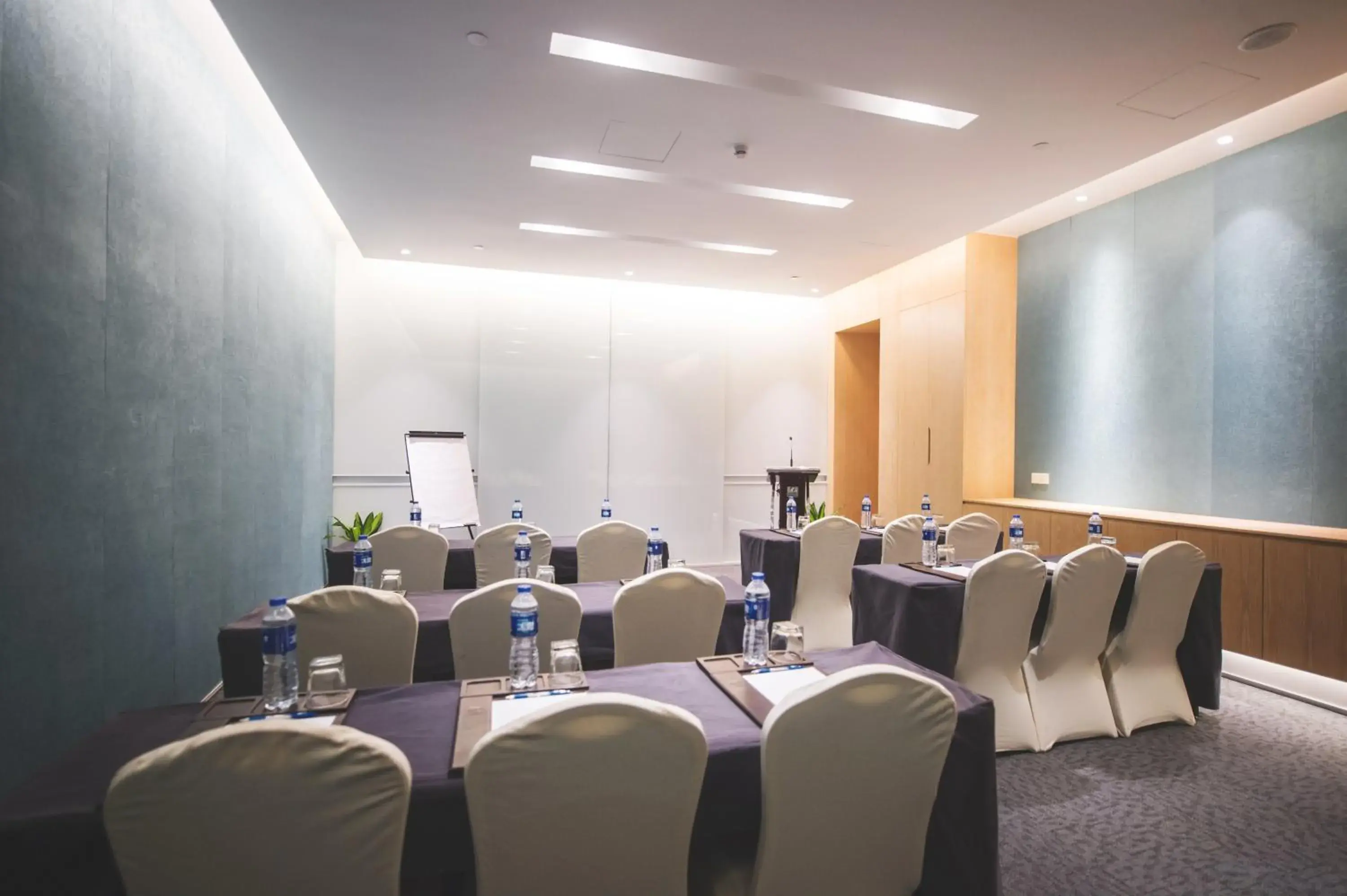 Meeting/conference room, Business Area/Conference Room in Holiday Inn Express Shanghai Songjiang Fangta, an IHG Hotel