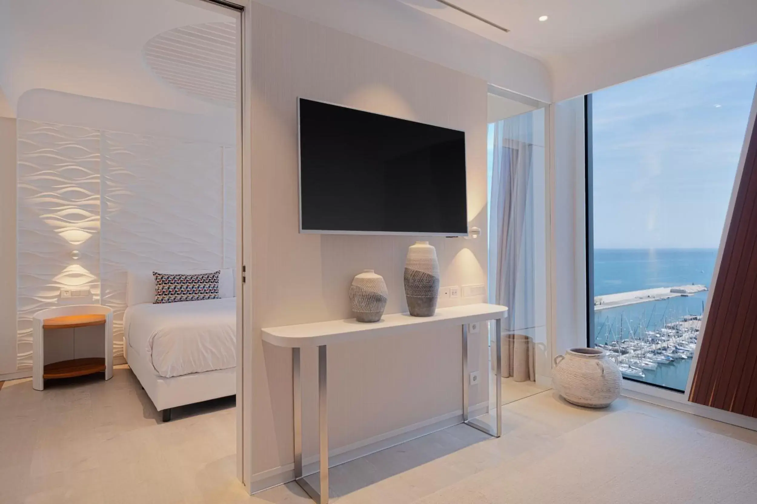 Bedroom, TV/Entertainment Center in Hotel Marina Badalona