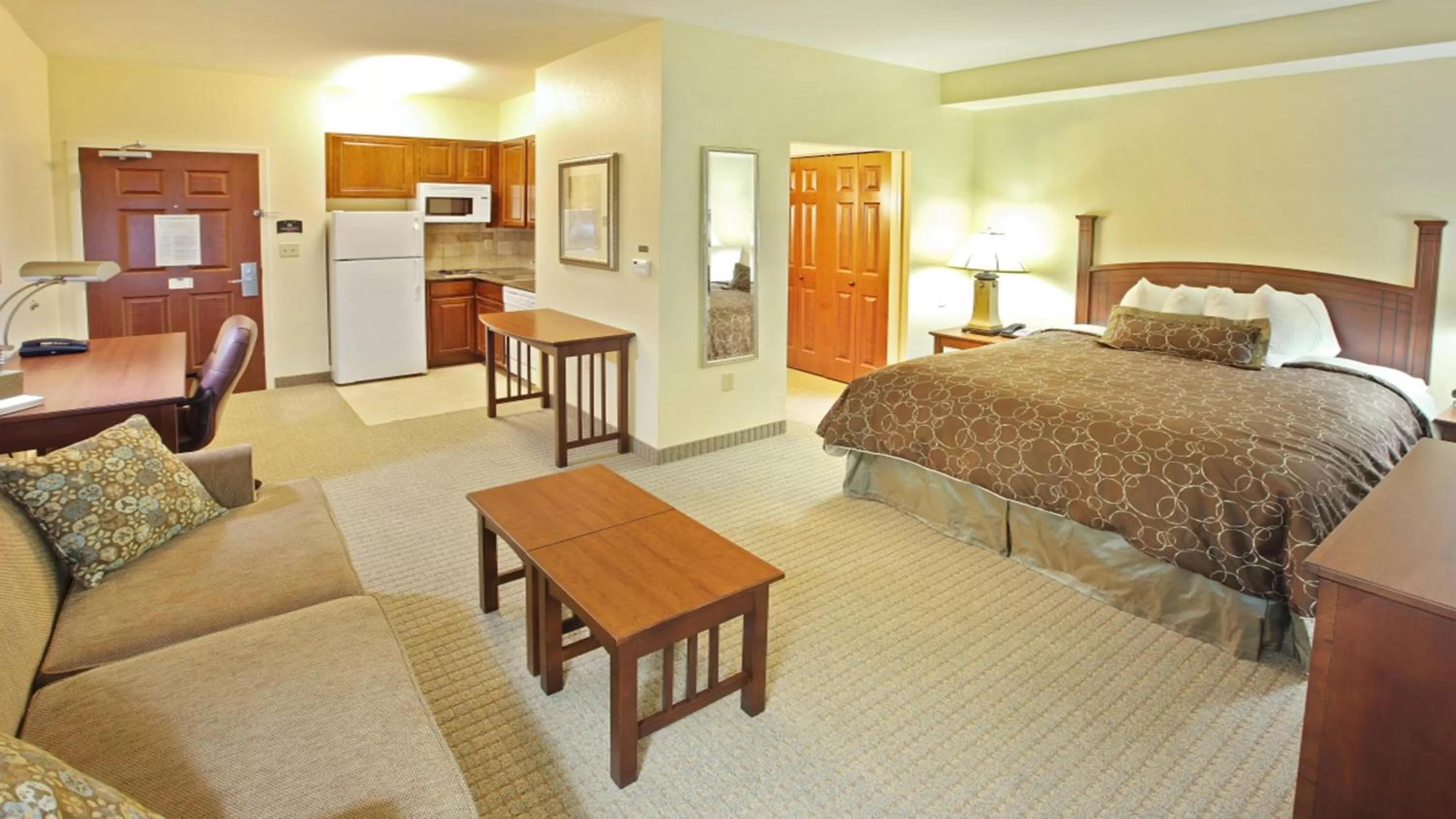Photo of the whole room, Bed in Staybridge Suites Hot Springs by IHG