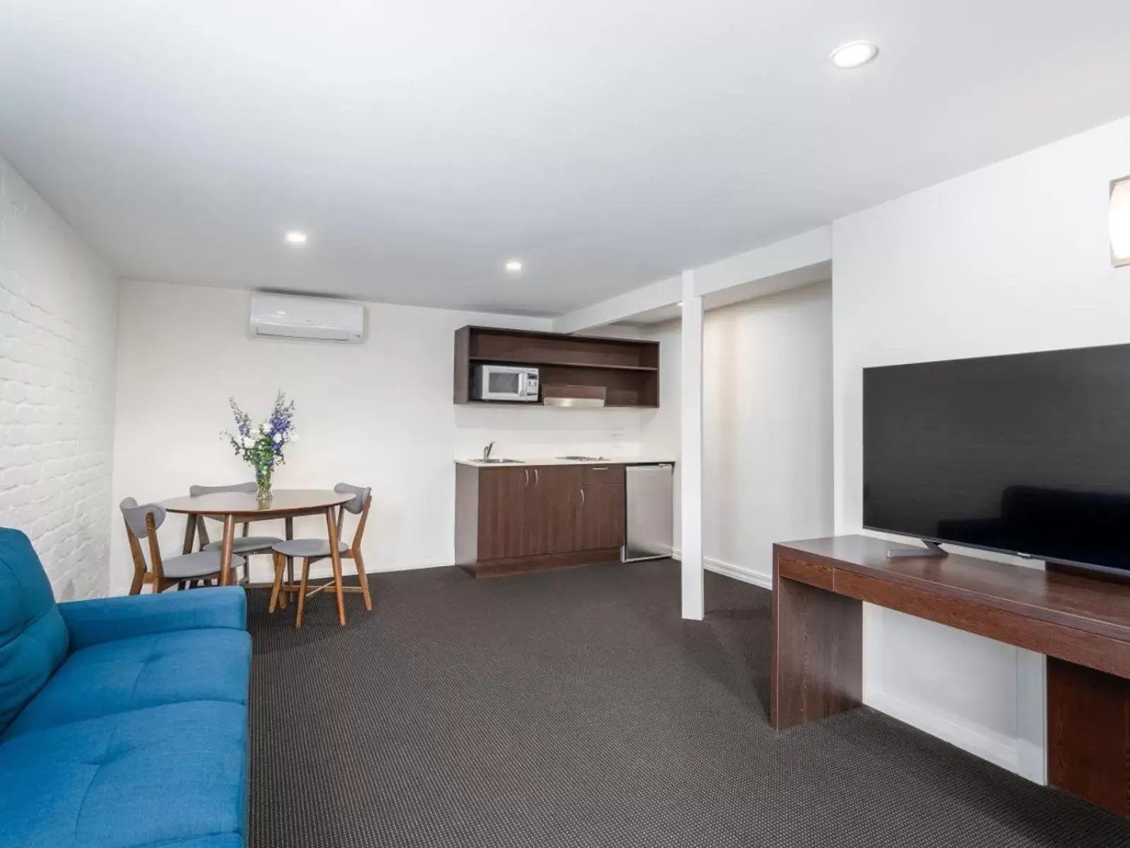 Living room, TV/Entertainment Center in Leisure Inn Penny Royal Hotel & Apartments