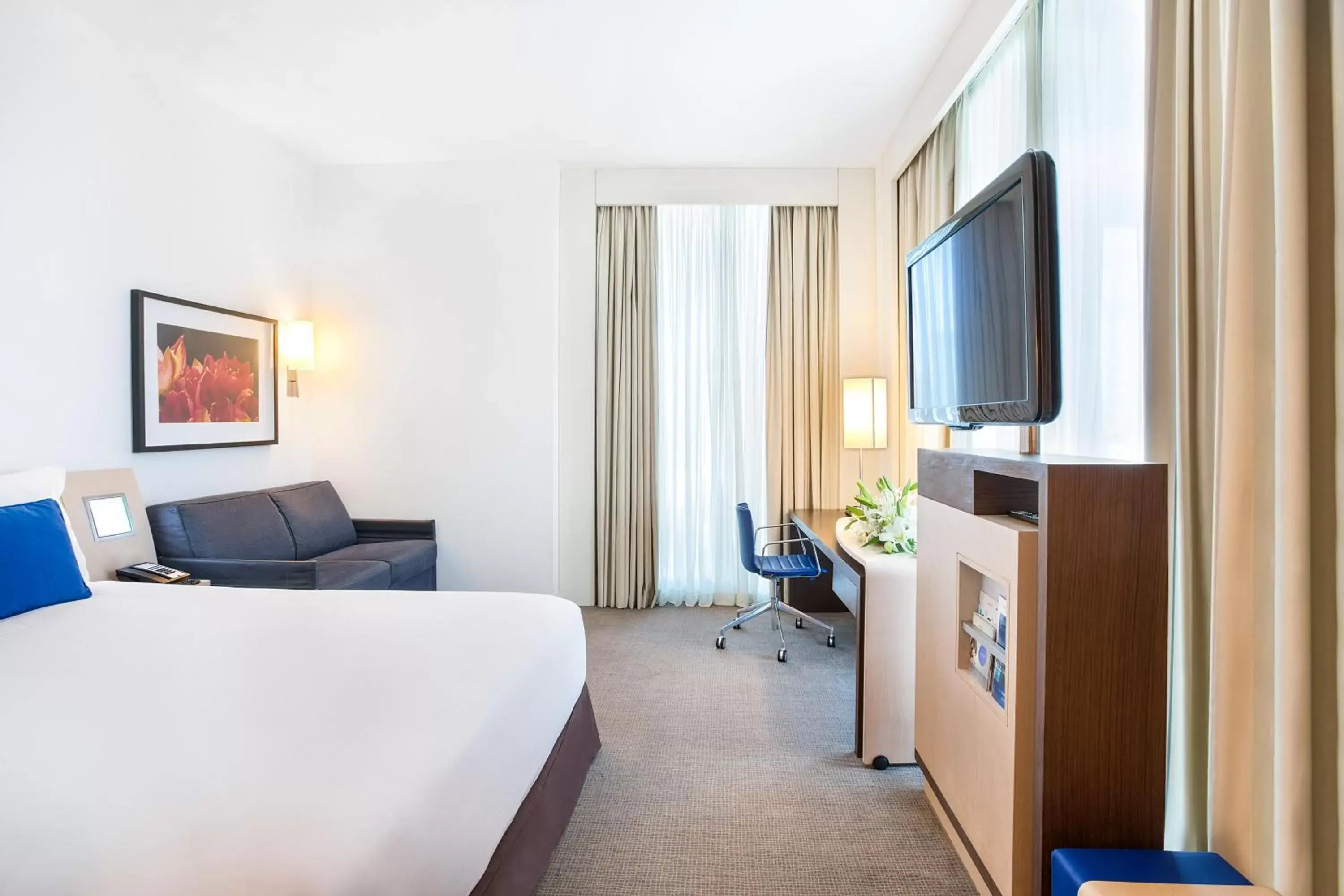 TV and multimedia, Bed in Novotel Abu Dhabi Al Bustan