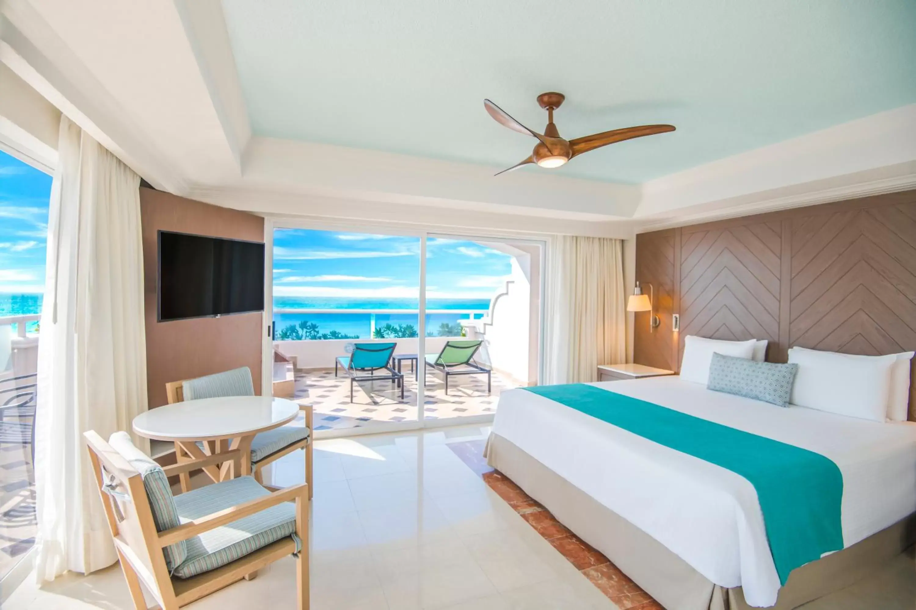 Bed in Wyndham Alltra Cancun All Inclusive Resort