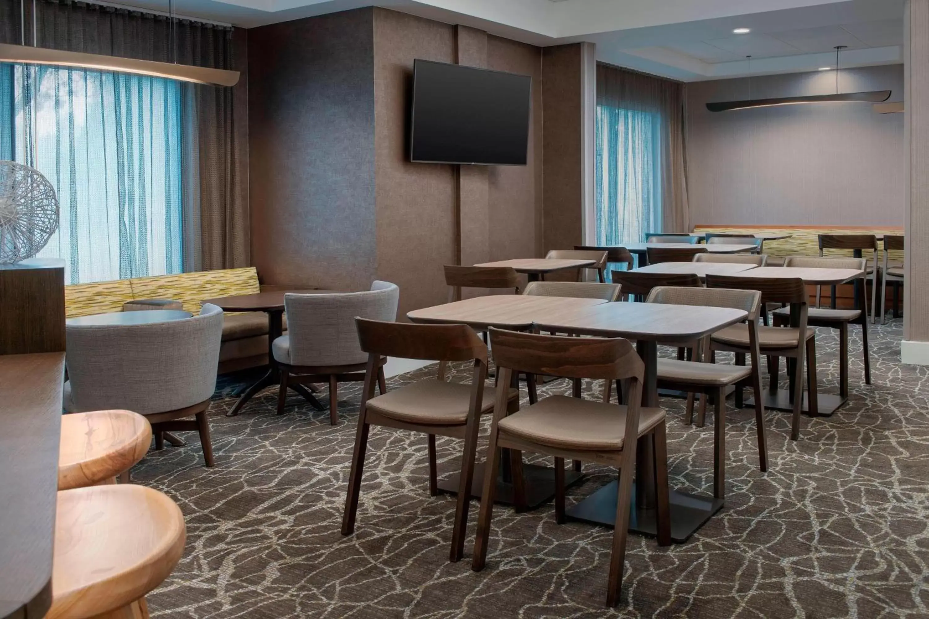 Breakfast, Lounge/Bar in SpringHill Suites by Marriott Portland Hillsboro