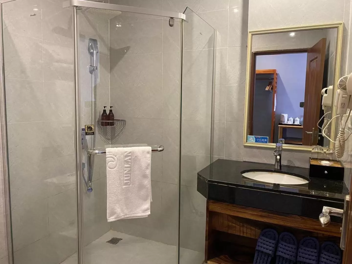 Bathroom in Junlan Hotel