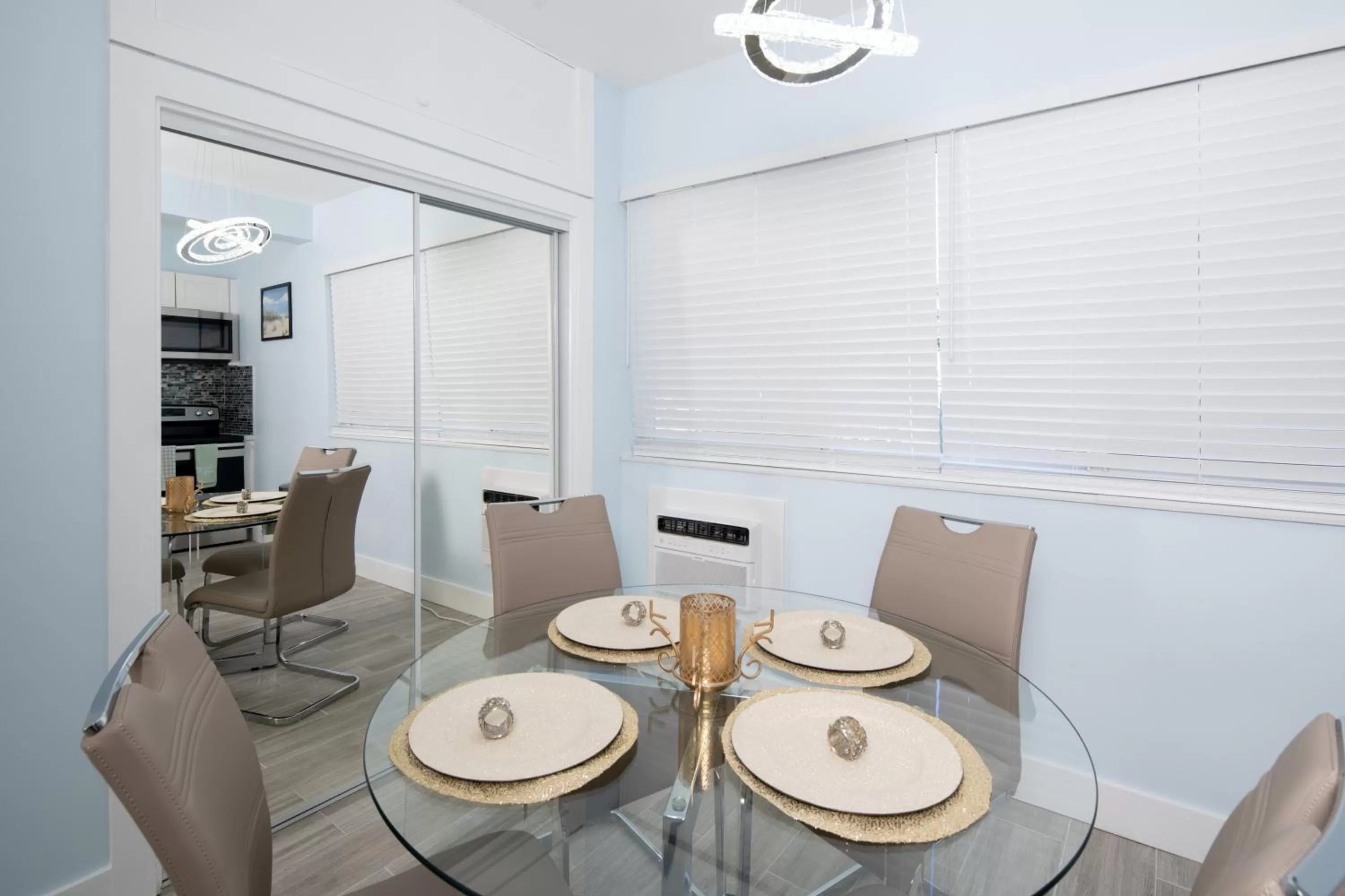 Dining area in The Surf Hollywood Beach