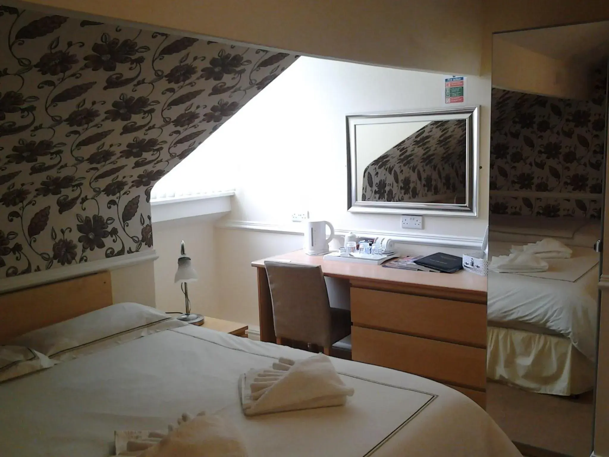 Photo of the whole room, Bed in Surrey House Hotel