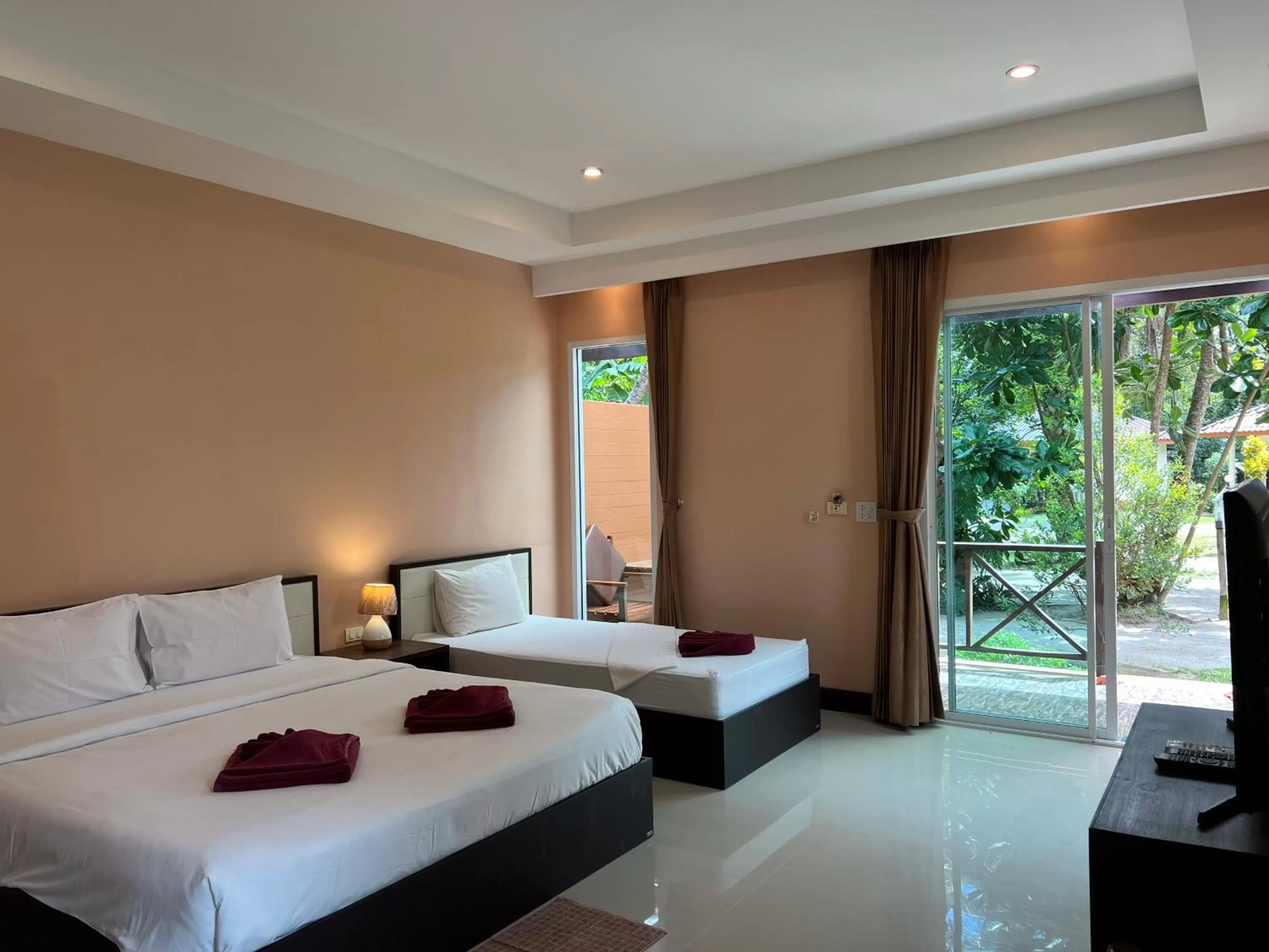 Bed in Ao Thong beach Resort