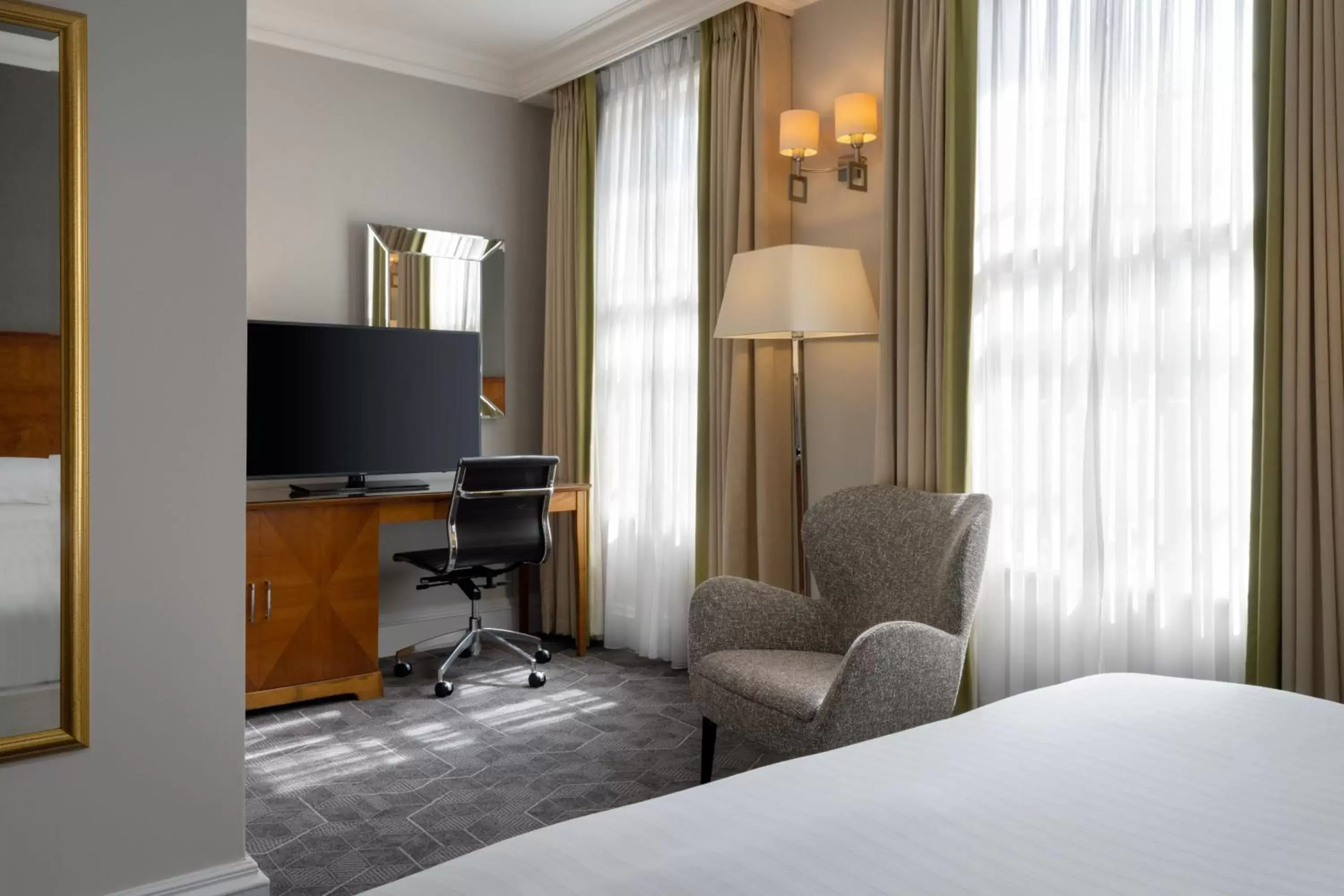 Bedroom, TV/Entertainment Center in Delta Hotels by Marriott Birmingham