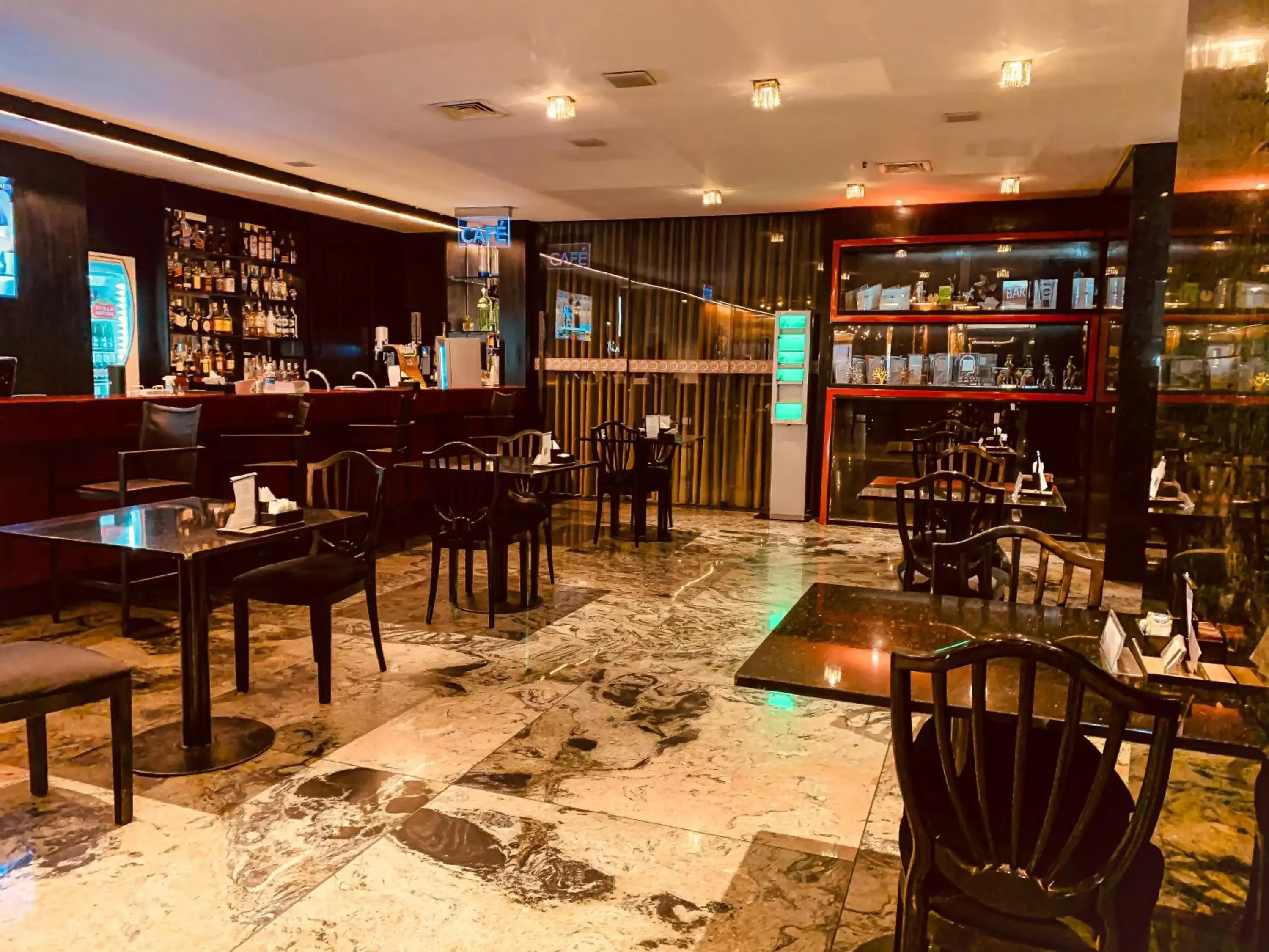 Lounge or bar, Restaurant/Places to Eat in Ouro Minas Hotel Belo Horizonte, Dolce by Wyndham