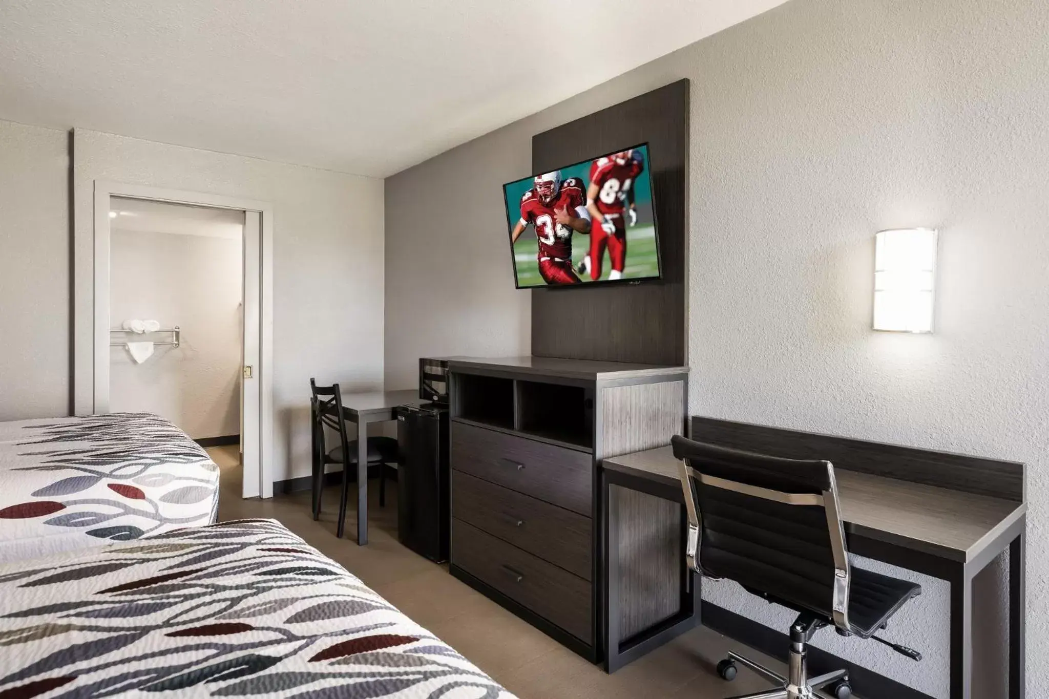 Bedroom, TV/Entertainment Center in Red Roof Inn Alexandria, LA