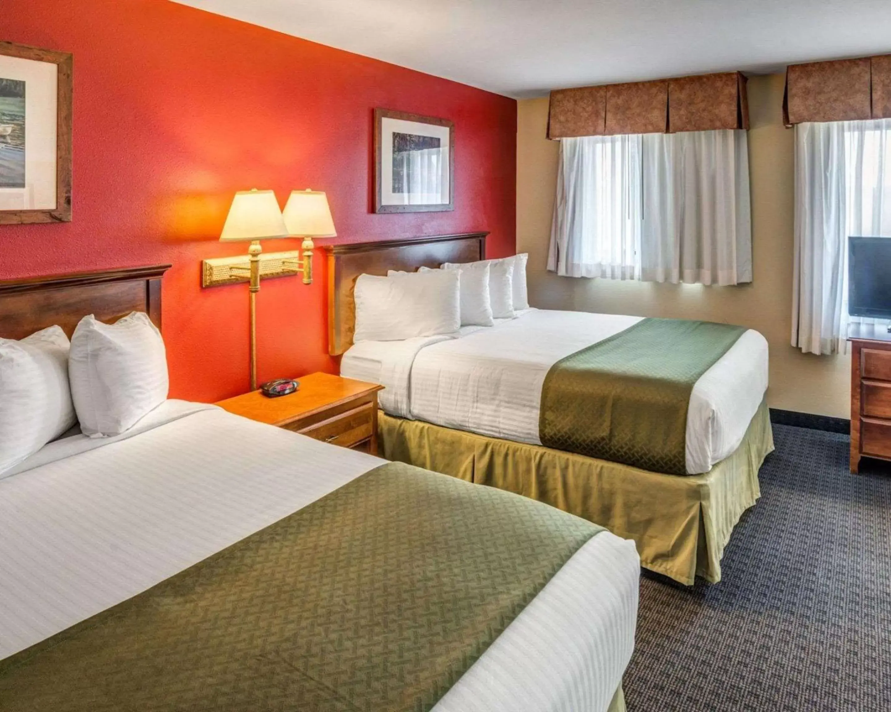 Photo of the whole room, Bed in Quality Inn Ashland - Lake Superior