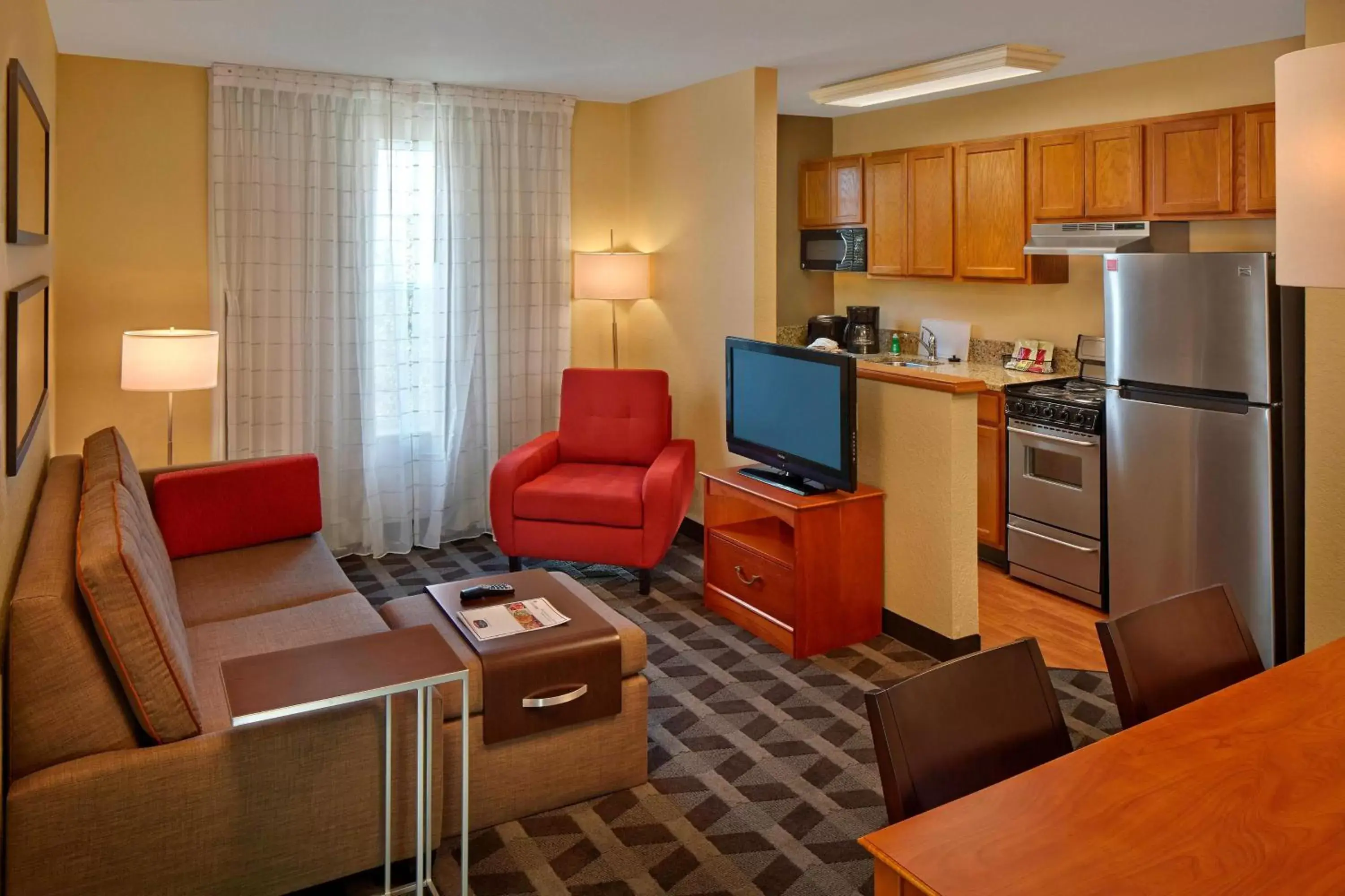 Bedroom, Kitchen/Kitchenette in TownePlace Suites by Marriott Orlando East/UCF Area